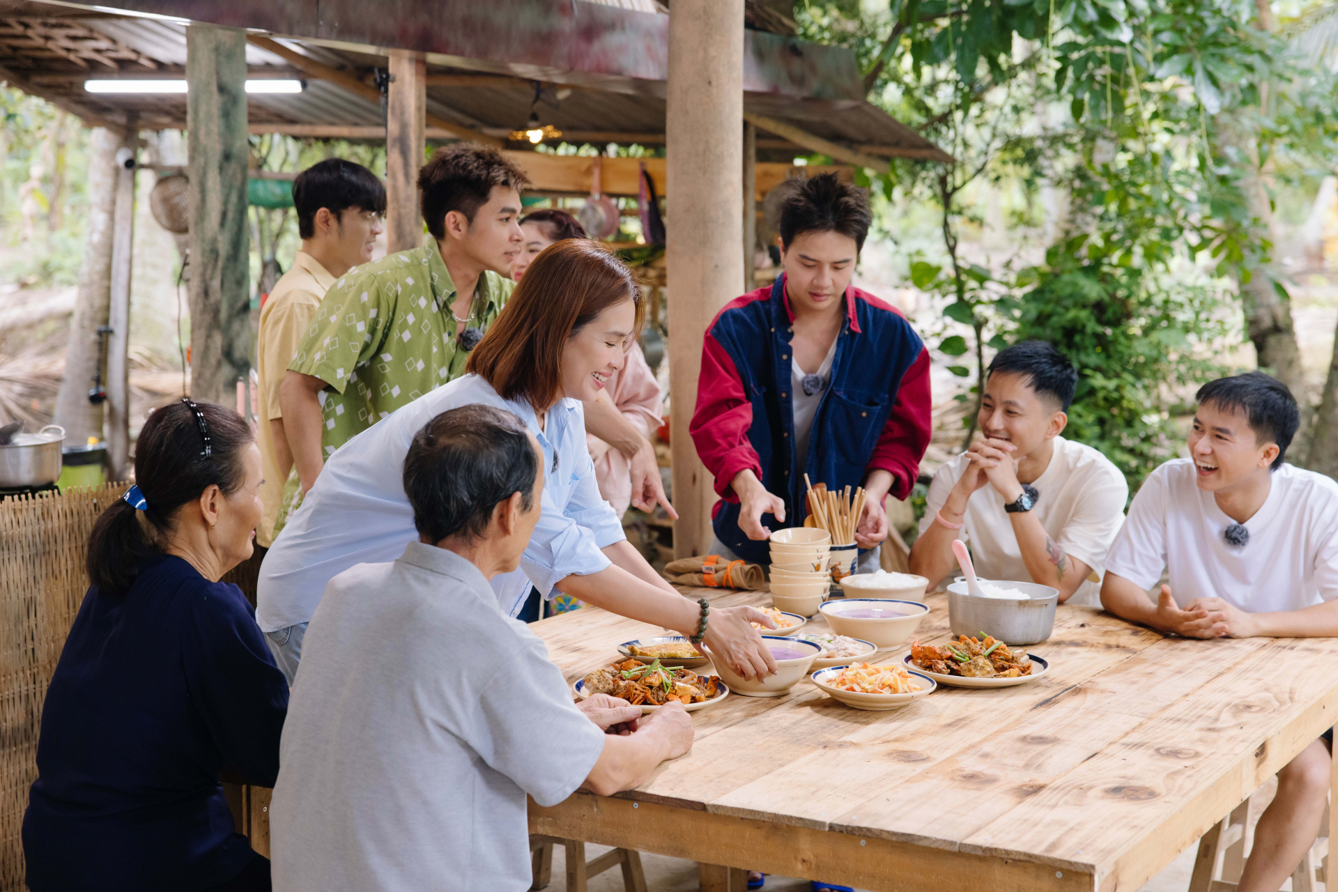 'Gia Đình Haha' tập 9: Ái Phương gia nhập và những trải nghiệm đáng nhớ với nghề nuôi ong - ảnh 1