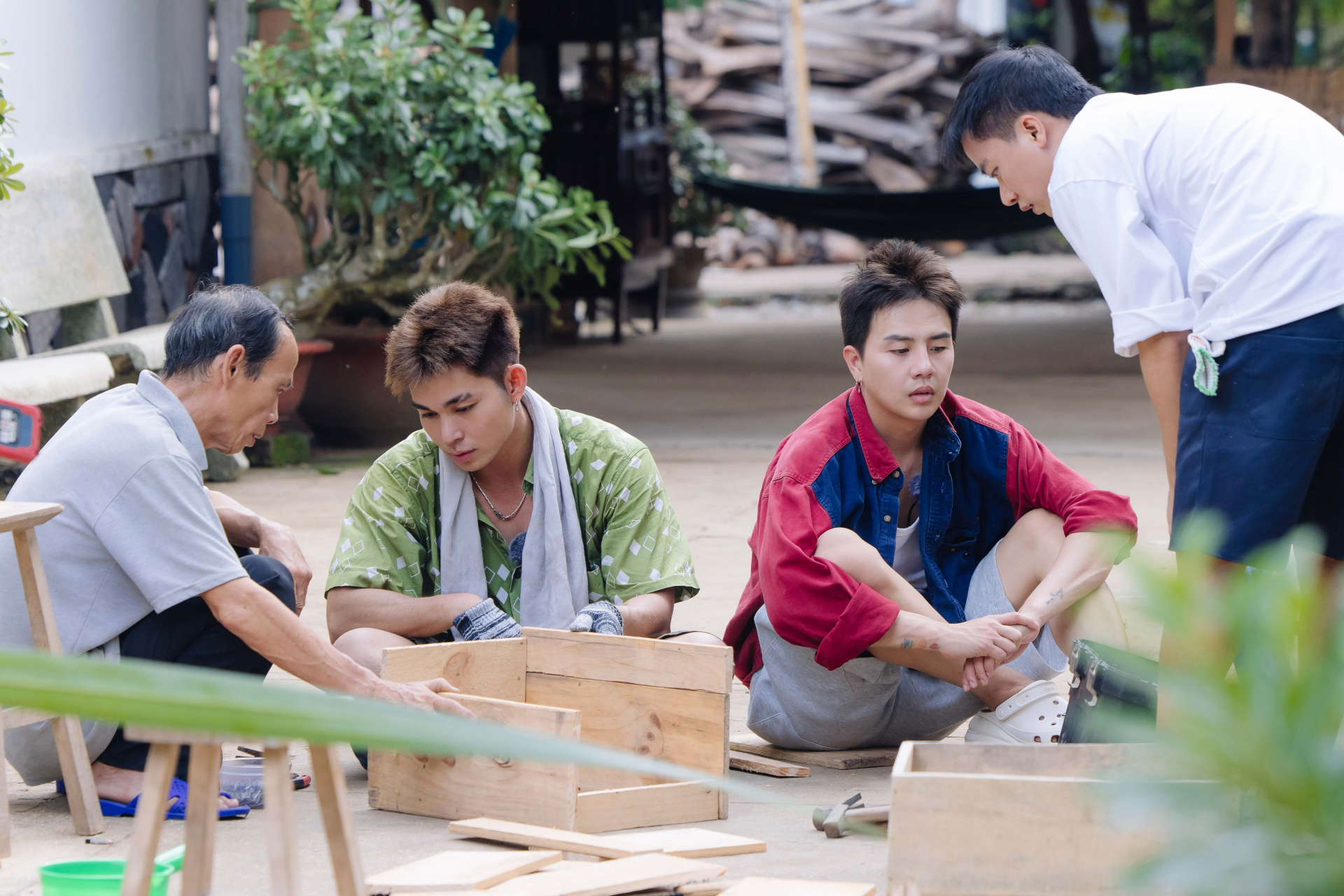 'Gia Đình Haha' tập 9: Ái Phương gia nhập và những trải nghiệm đáng nhớ với nghề nuôi ong - ảnh 2