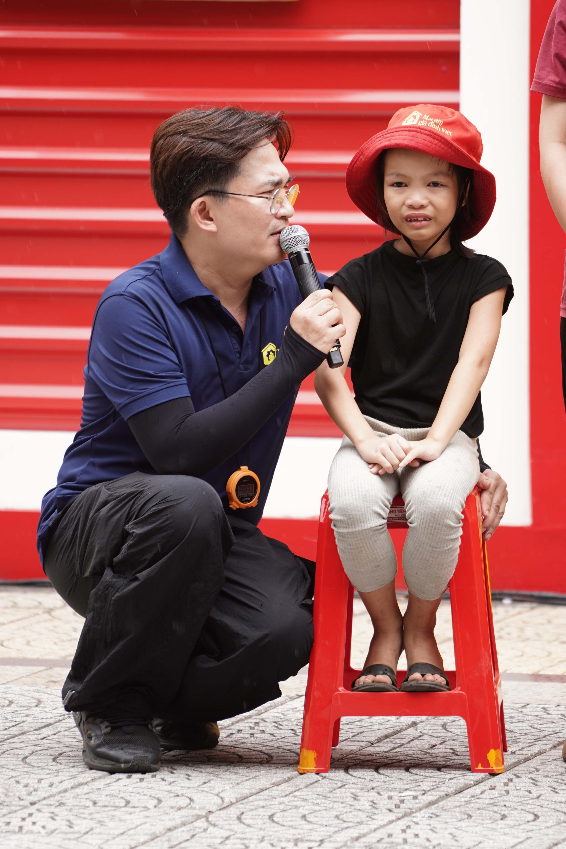 Mái ấm gia đình Viêt: Người cha bật khóc khi con gái 8 tuổi mắc bệnh tim bẩm sinh được tổ chức sinh nhật - ảnh 2