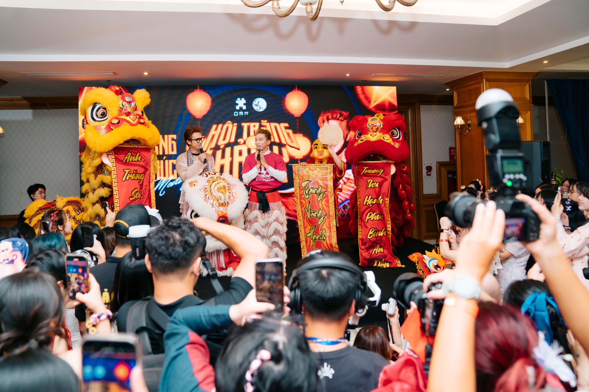Tăng Phúc “chiều” fan hết mình: Mang cả Tết Trung thu vào Fan Meeting 12 tiếng ở Hà Nội - ảnh 1