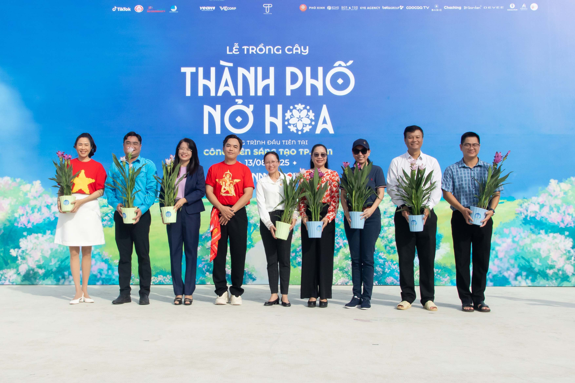 Hồ Ngọc Hà và dàn sao khoe sắc trong buổi sớm, cùng trồng cây cho “Thành phố nở hoa” - ảnh 1