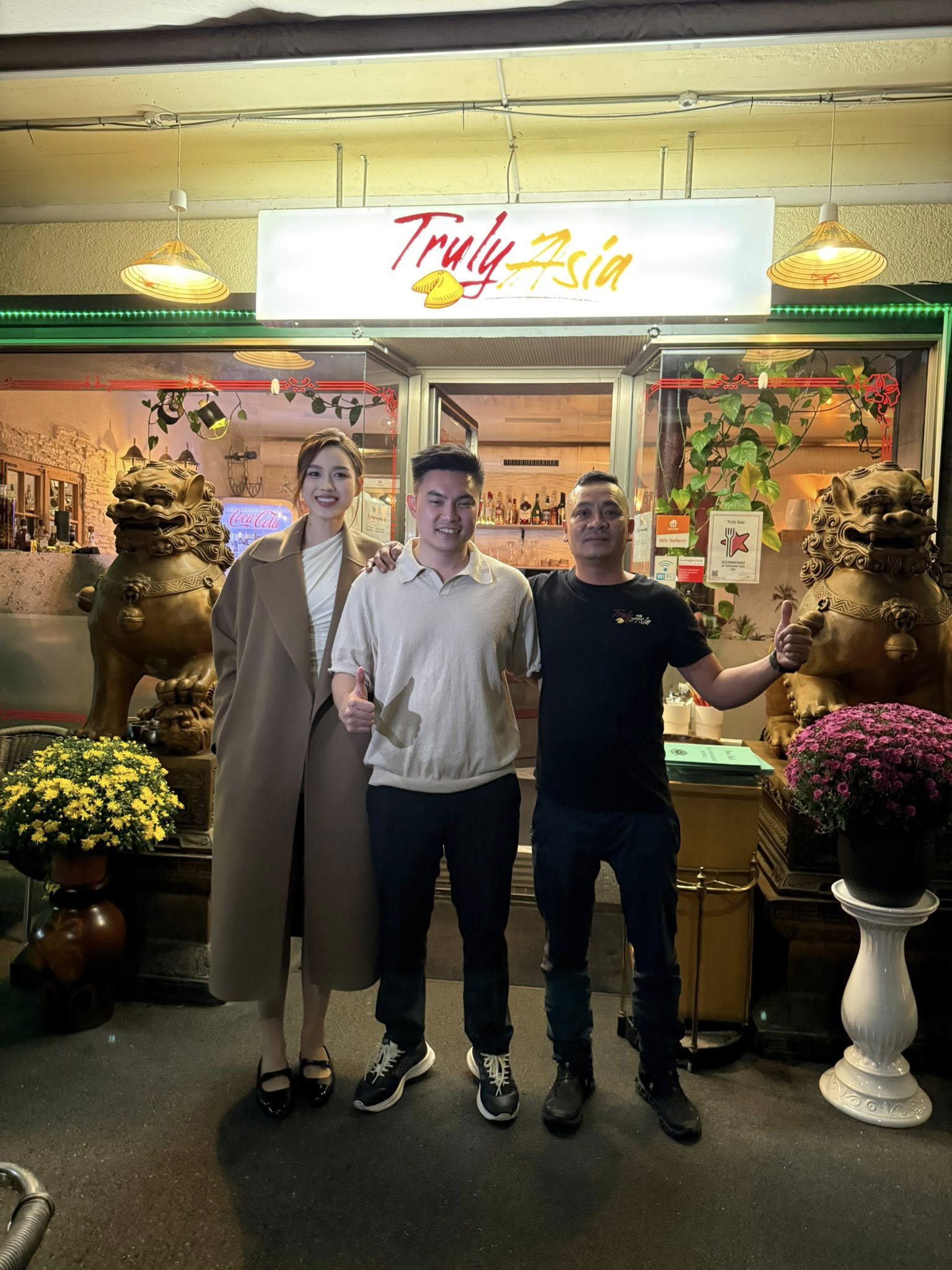 Đỗ Thị Hà và bạn trai thiếu gia đi ăn tại nhà hàng ở Thụy Sĩ.