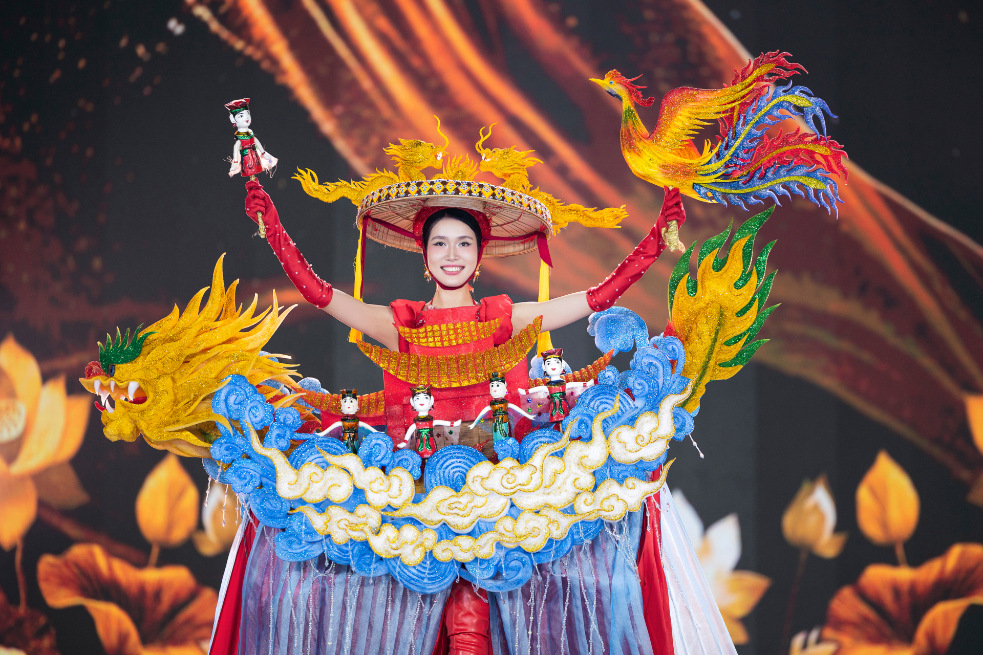 Á hậu Phương Anh gây ấn tượng khi xuất hiện với trang phục tôn vinh nghề múa Rối.