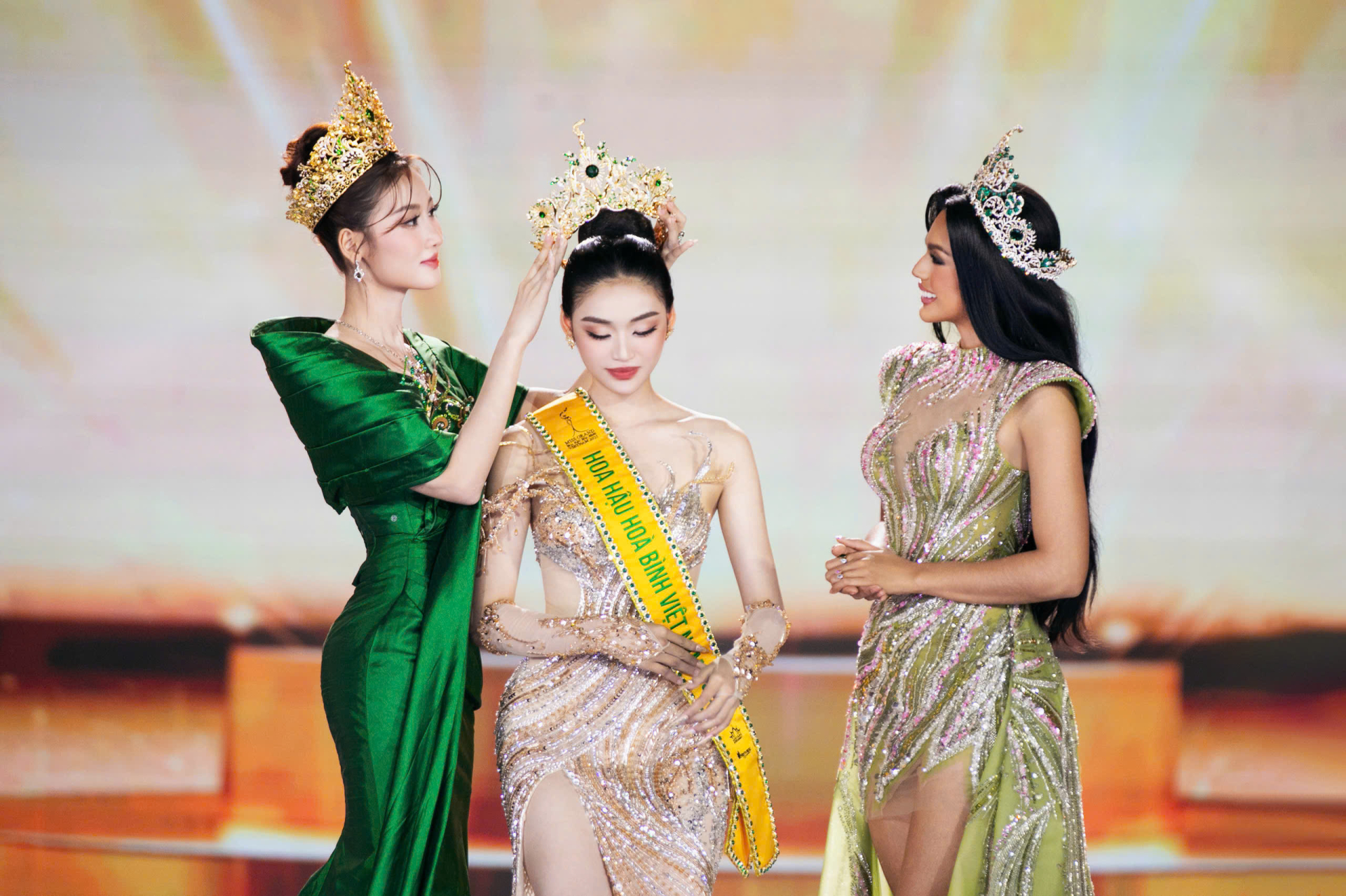 Quế Anh trao vương miện cho Yến Nhi trong đêm Chung kết.