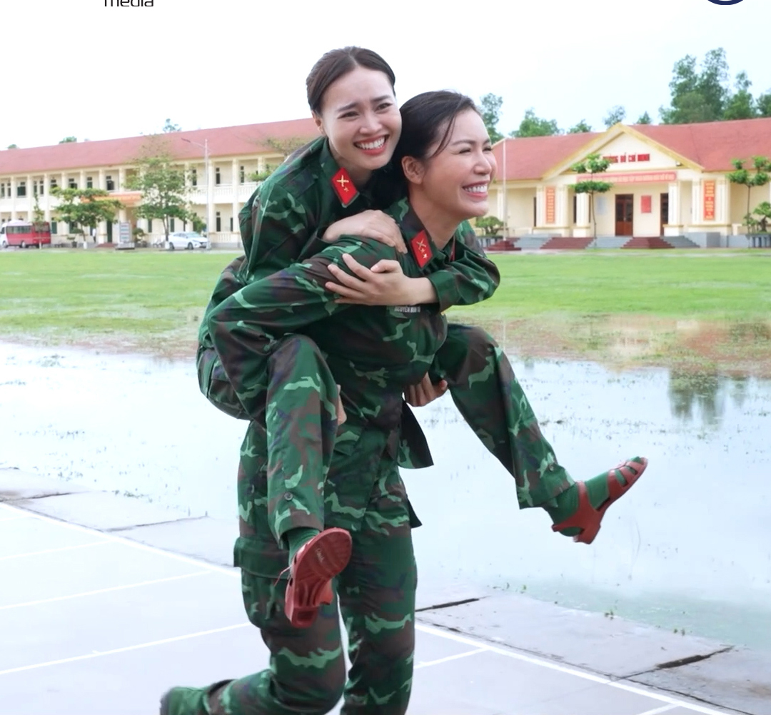 Minh Tú và Lan Ngọc đều gặp chấn thương ở chân khi tham gia chương trình truyền hình thực tế.