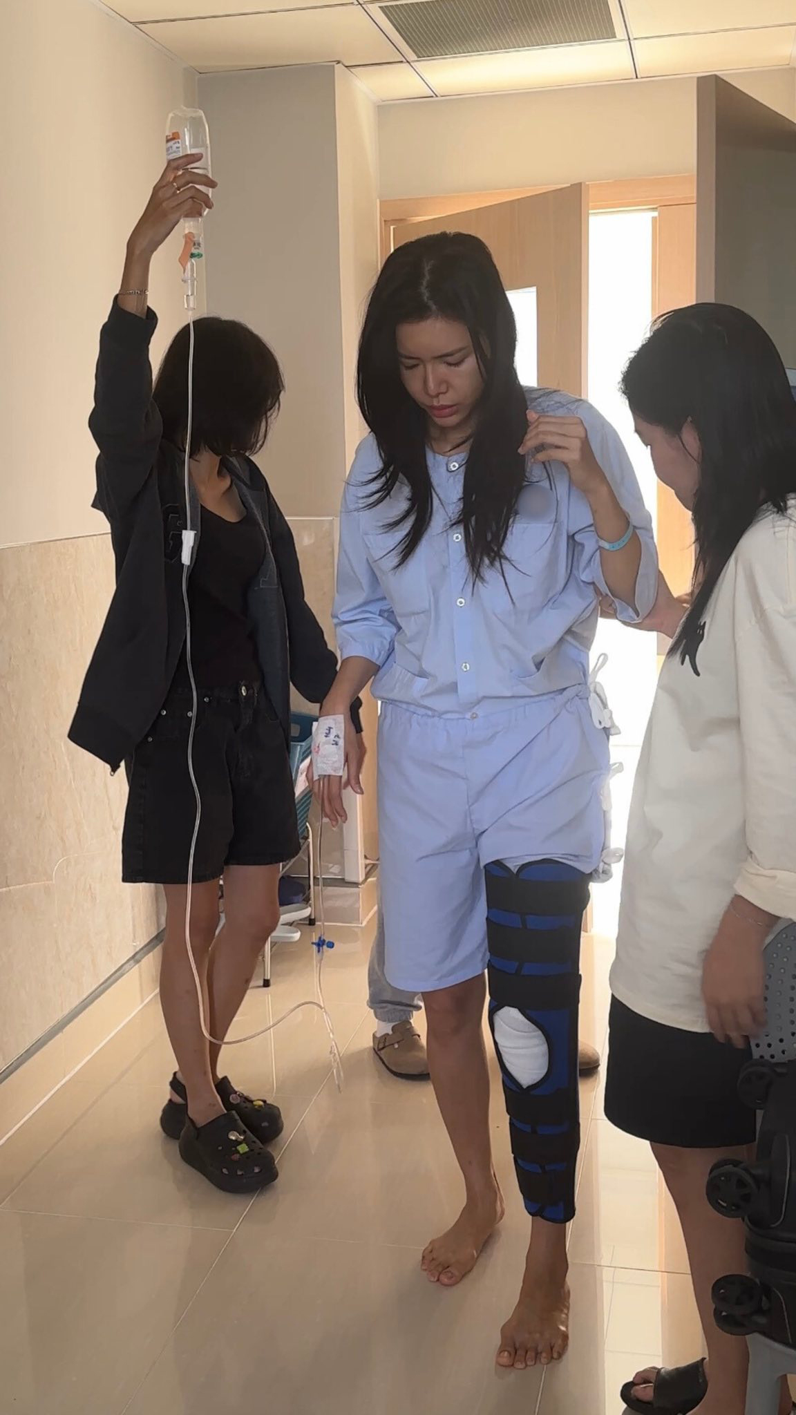 Cô nàng phải phẫu thuật ở chân và trải qua thời gian vật lý trị liệu, phục hồi chức năng.