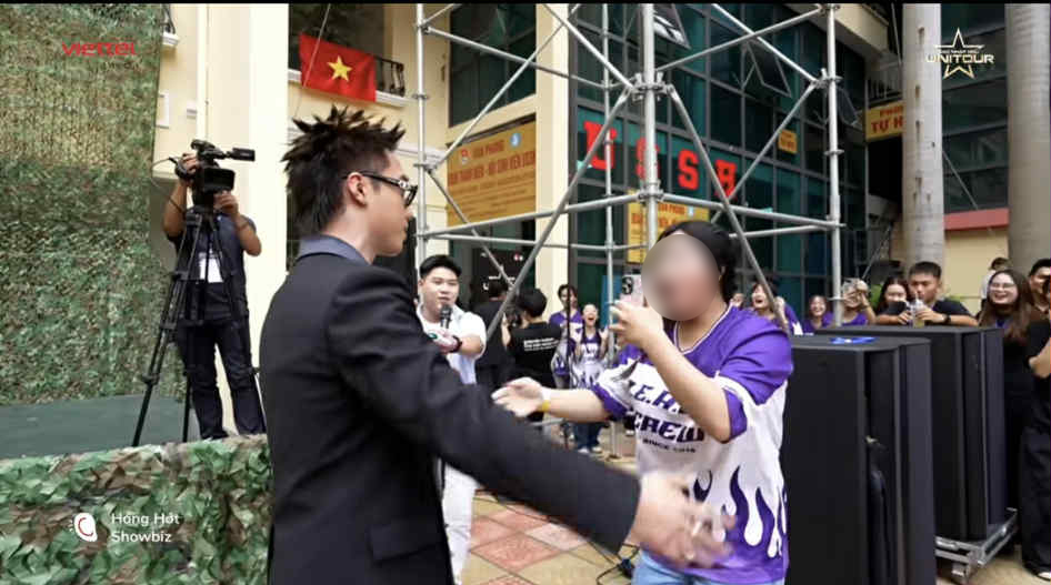 Fan nữ hú hét khi được lên giao lưu với Hải Đăng Doo.