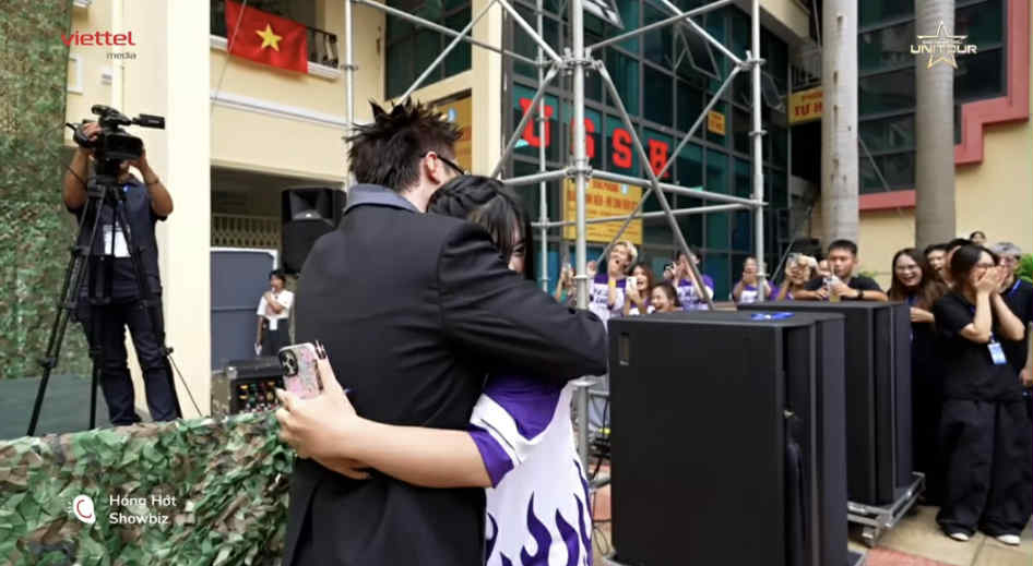 Hải Đăng Doo đỡ fan dậy và ôm an ủi cô nàng.