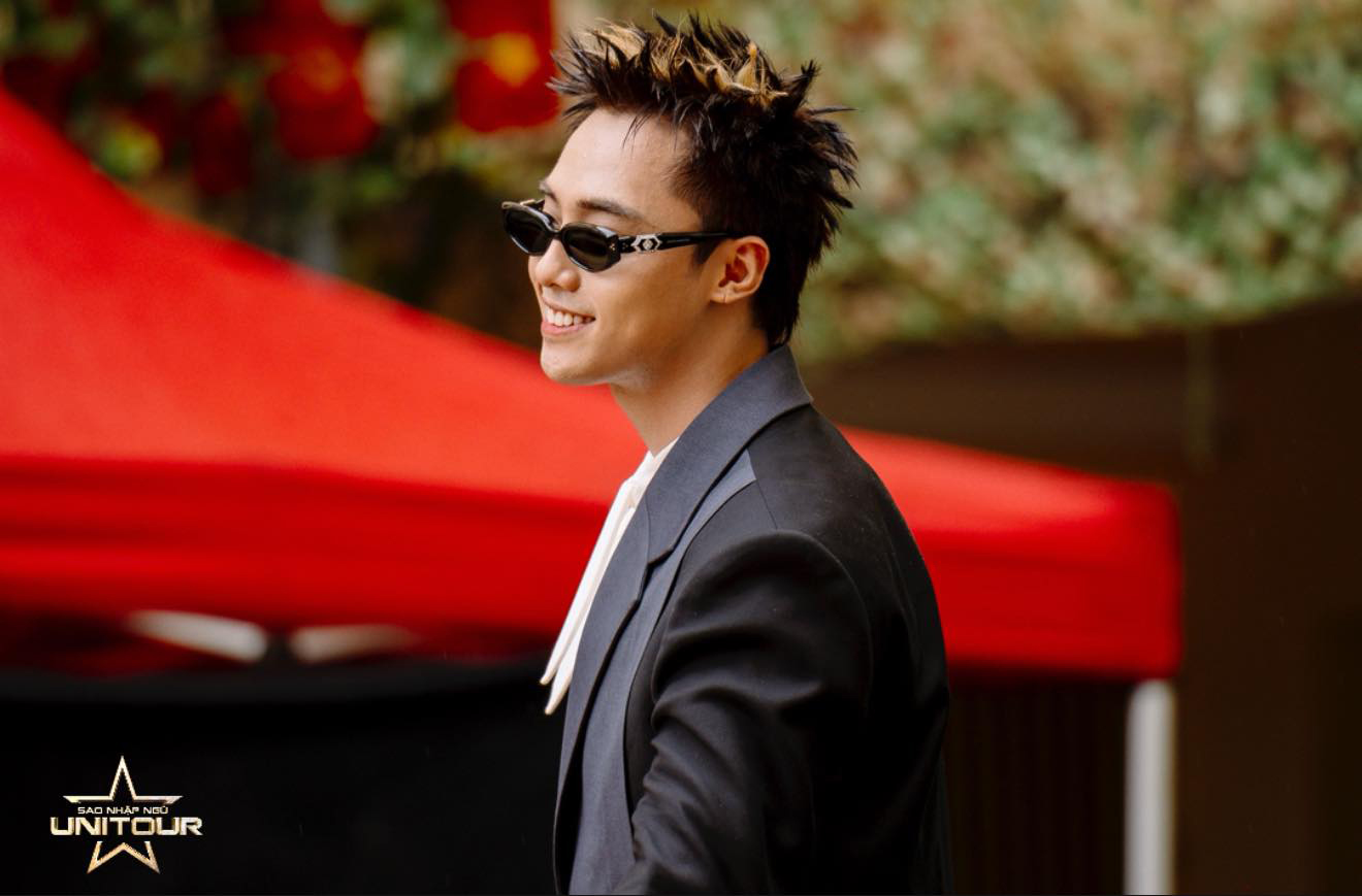 Nam ca sĩ khiến fan phấn khích vì visual sáng bừng.