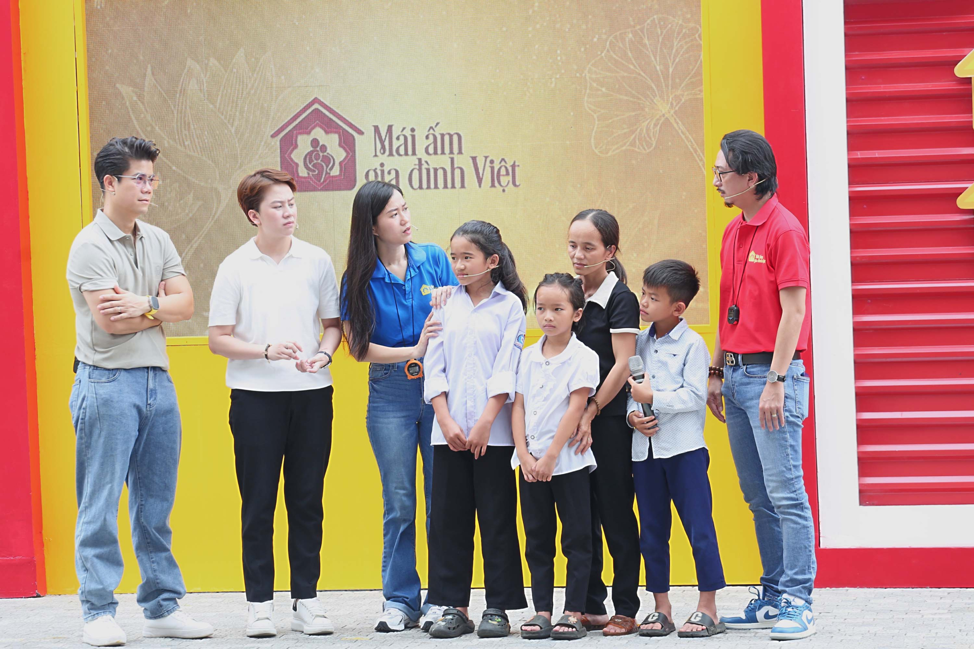 Xót xa bé gái lớp 7 mồ côi cha Lâm Vĩ Dạ quỳ gối kêu gọi quyên góp - ảnh 1
