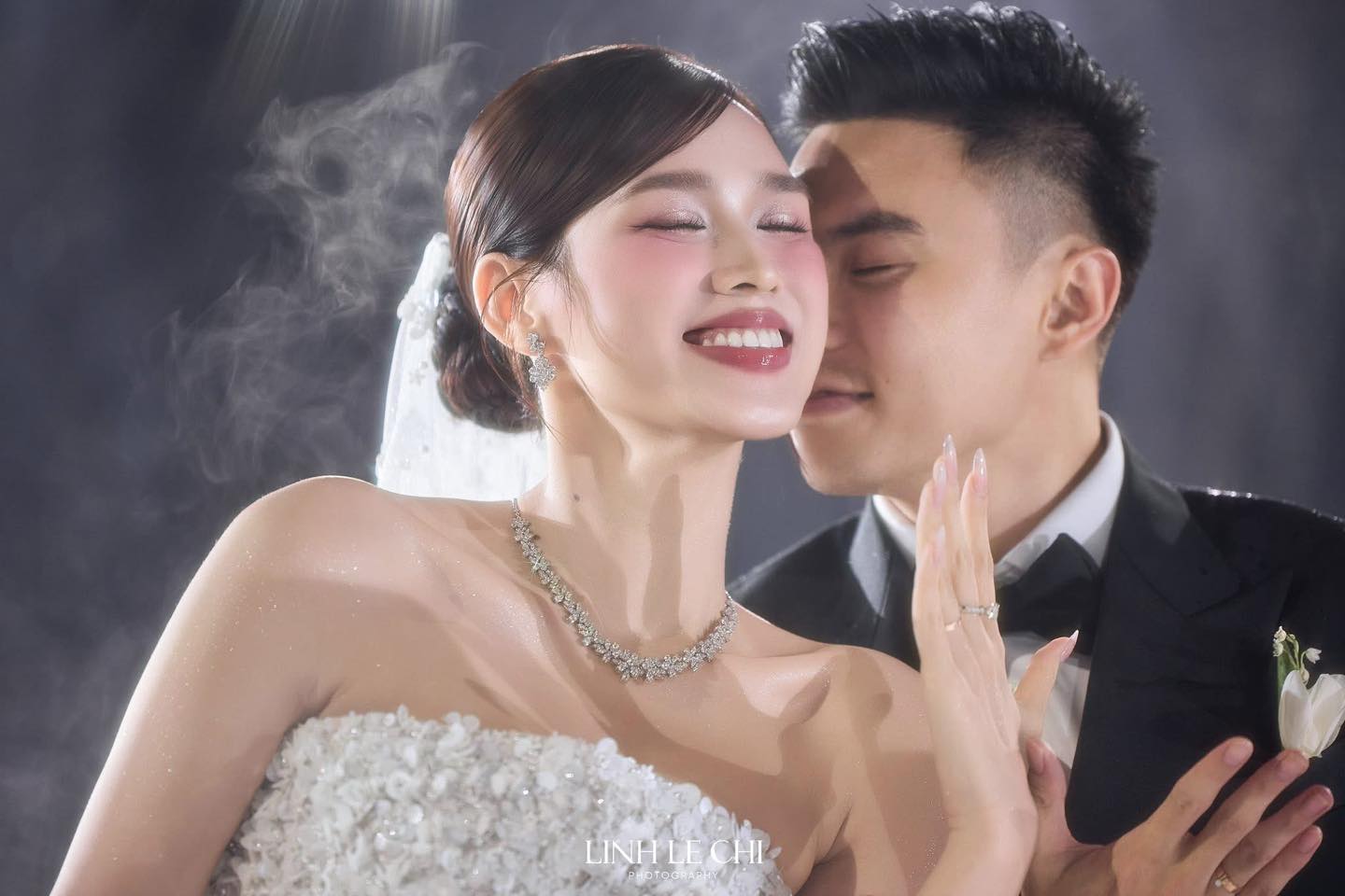 Tin nhắn lúc 4h sáng của chồng Hoa hậu Đỗ Thị Hà gây bão, dân mạng khen 'chú rể 100 điểm' - ảnh 4