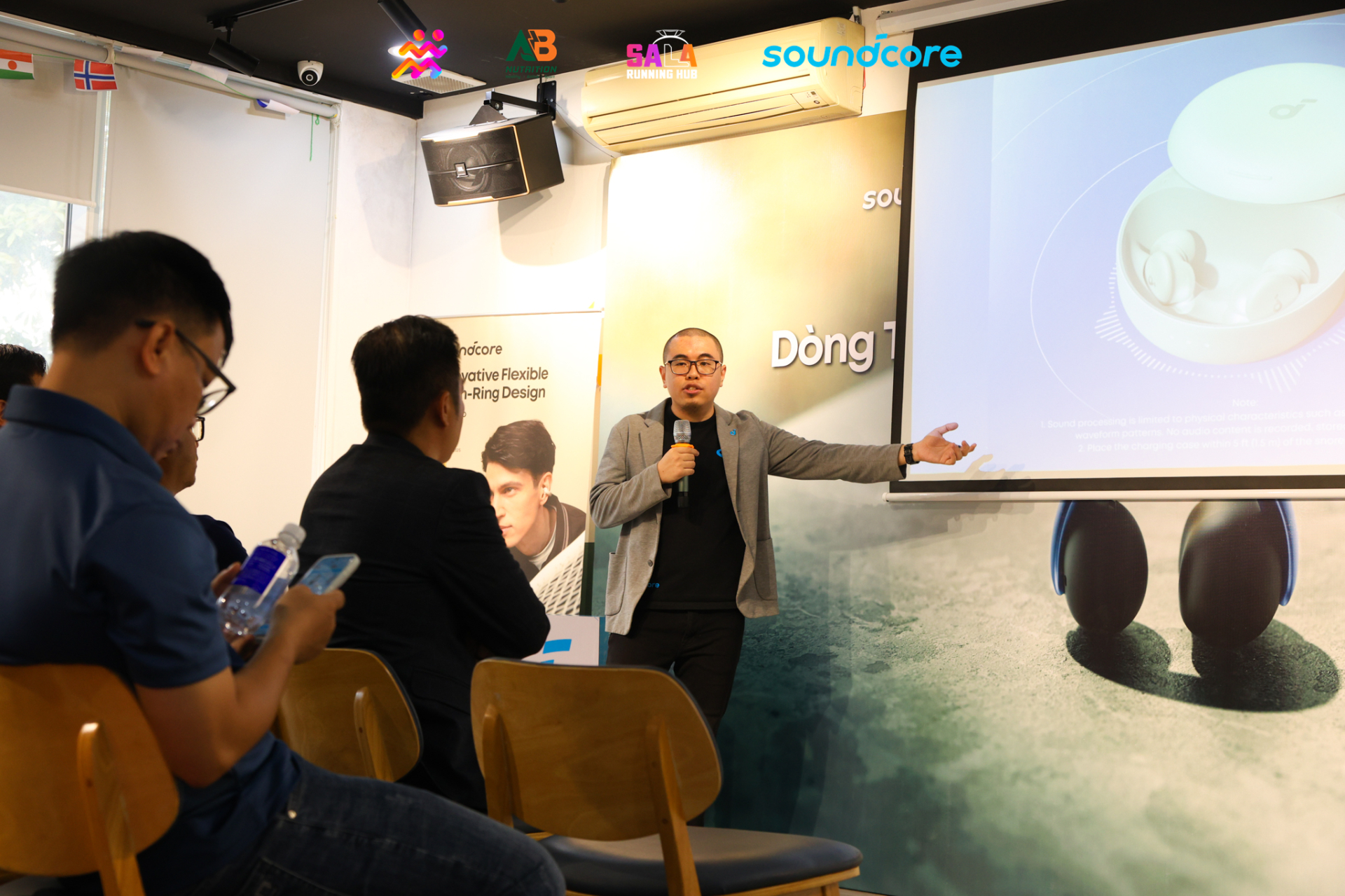 Soundcore Sleep A30i với thiết kế siêu nhỏ, tích hợp công nghệ chống ồn chủ động (ANC).