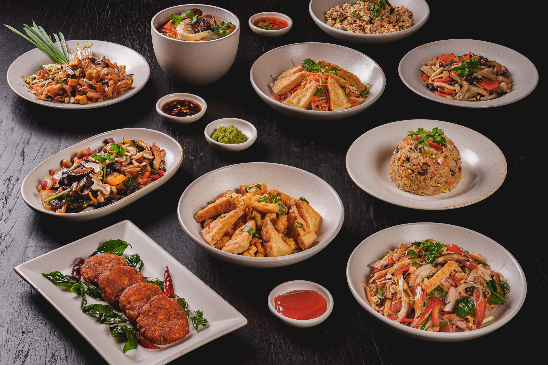 Đội ngũ bếp tập trung vào việc tái hiện hương vị vùng miền trong tinh thần đương đại, tinh chỉnh nhẹ nhàng để phù hợp với nhịp sống đô thị, nhưng vẫn giữ trọn cảm xúc truyền thống của món Việt.