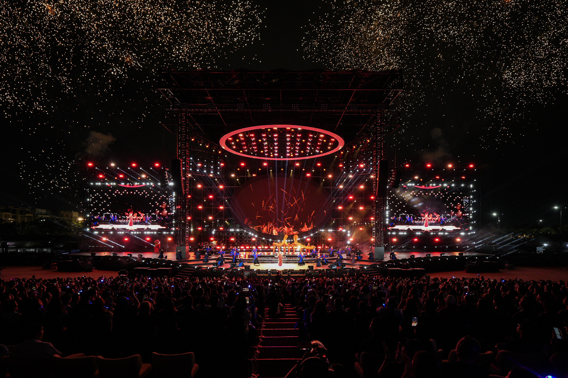 Hòa Minzy là khách mời bí mật giờ chót, diễn loạt hit cùng Quốc Thiên tại Live Concert SKYNOTE 2025 - ảnh 1