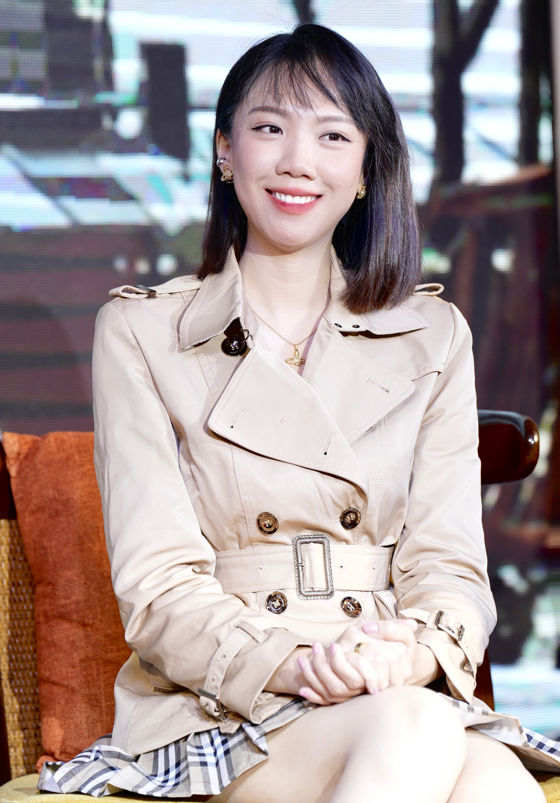 Luk Vân nói gì khi làm phim về công nương “mập mờ” xuất thân? - ảnh 1