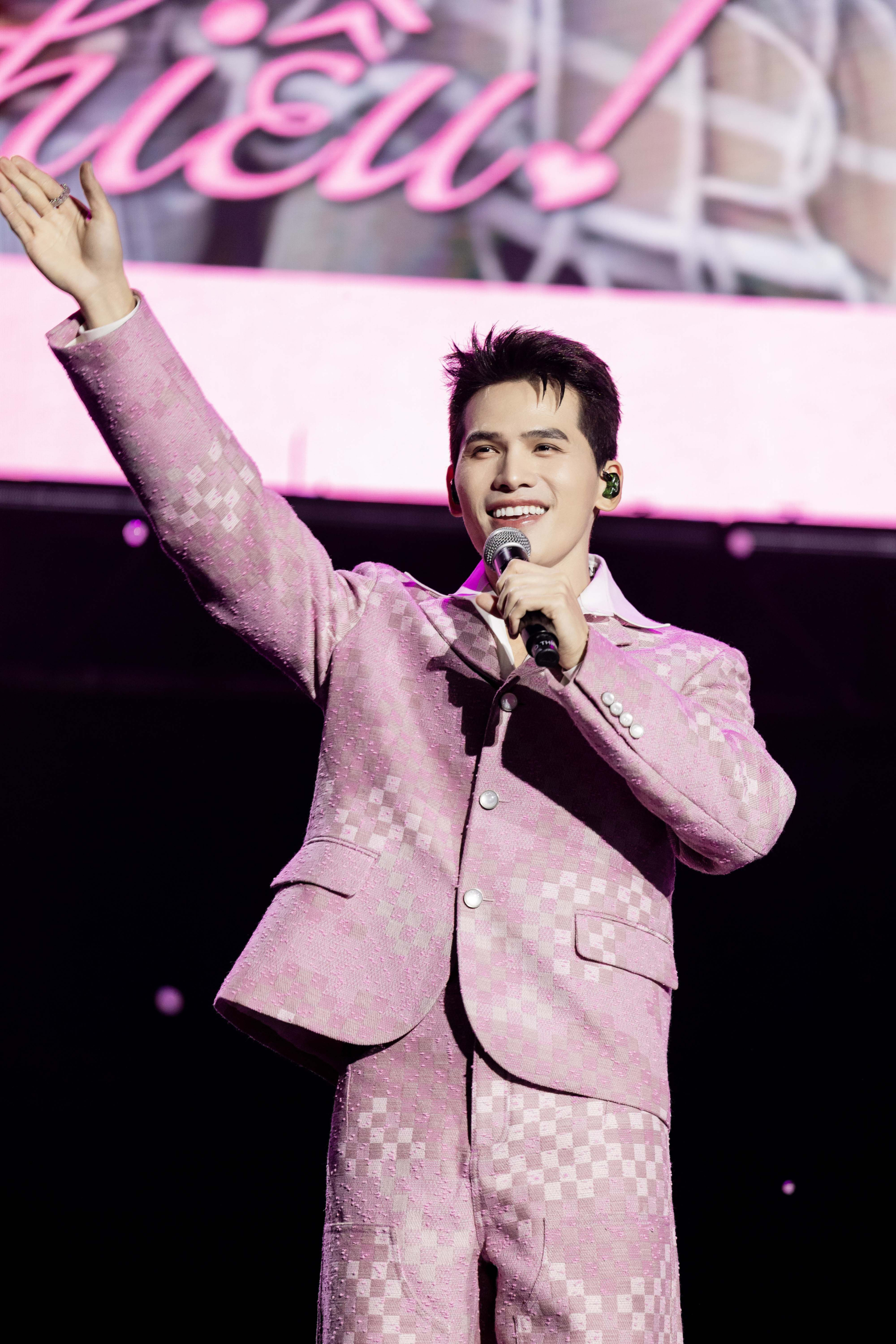 Hòa Minzy là khách mời bí mật giờ chót, diễn loạt hit cùng Quốc Thiên tại Live Concert SKYNOTE 2025 - ảnh 2