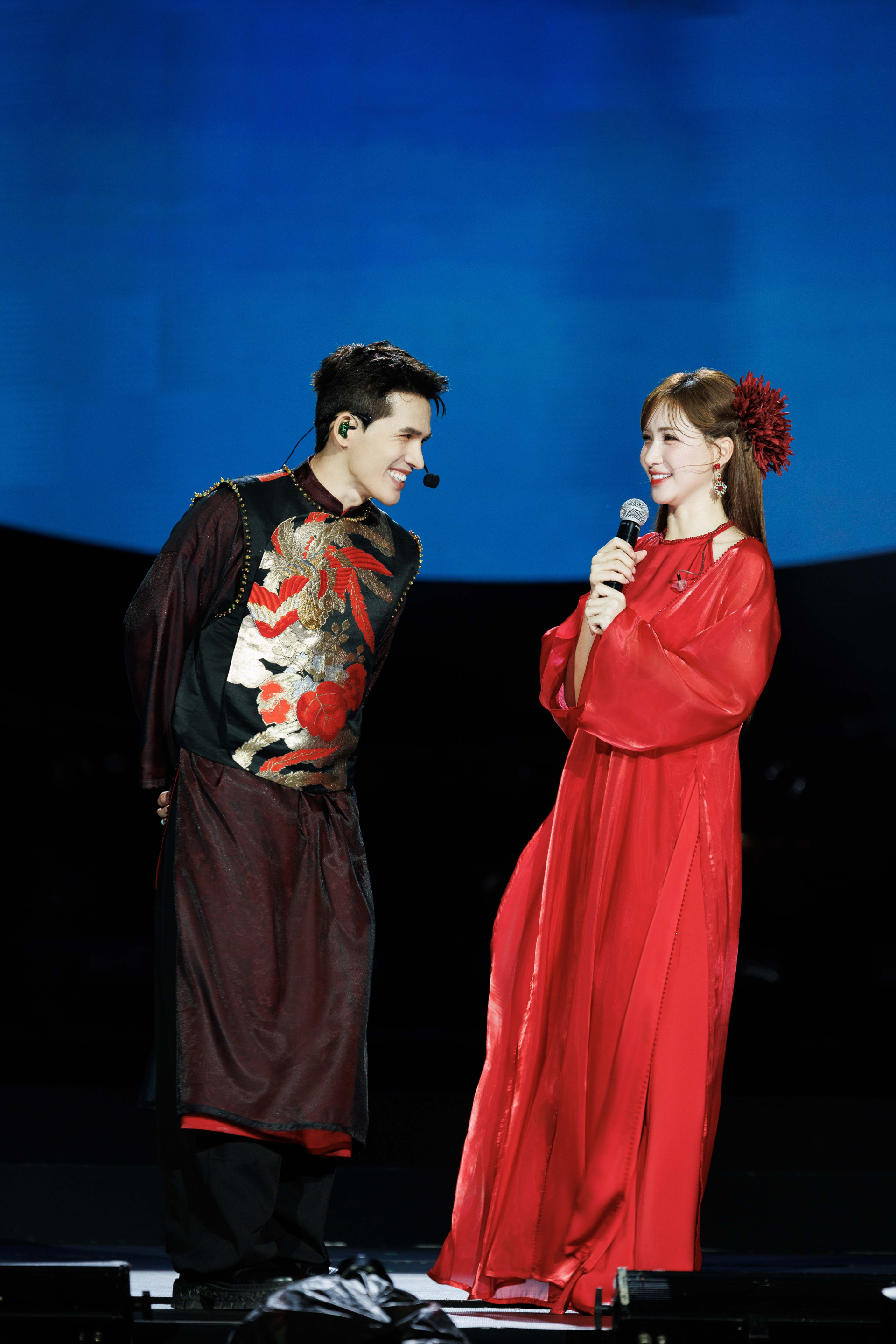 Hòa Minzy là khách mời bí mật giờ chót, diễn loạt hit cùng Quốc Thiên tại Live Concert SKYNOTE 2025 - ảnh 3