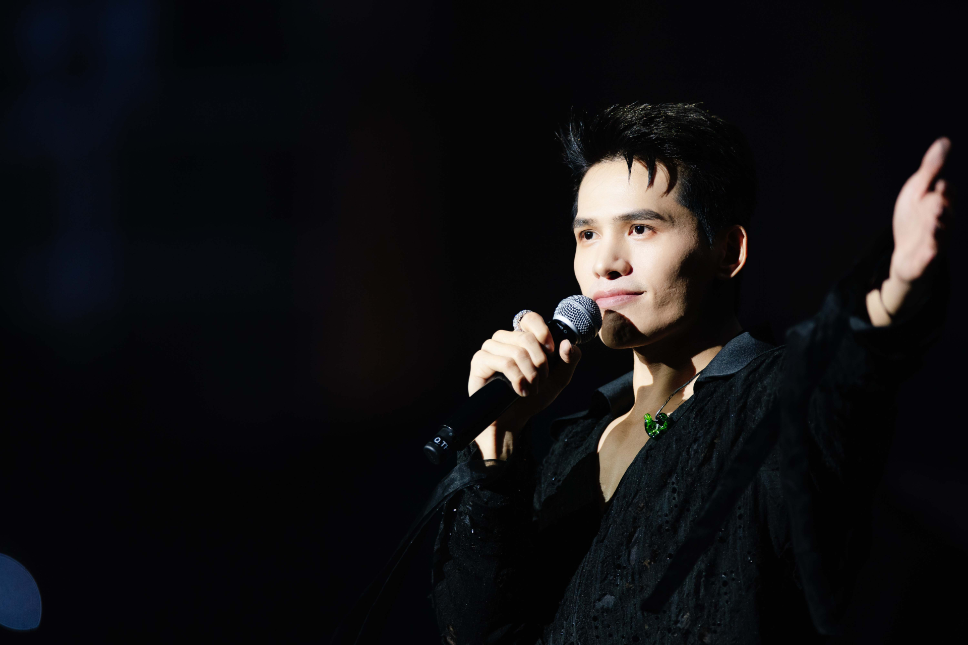 Hòa Minzy là khách mời bí mật giờ chót, diễn loạt hit cùng Quốc Thiên tại Live Concert SKYNOTE 2025 - ảnh 4