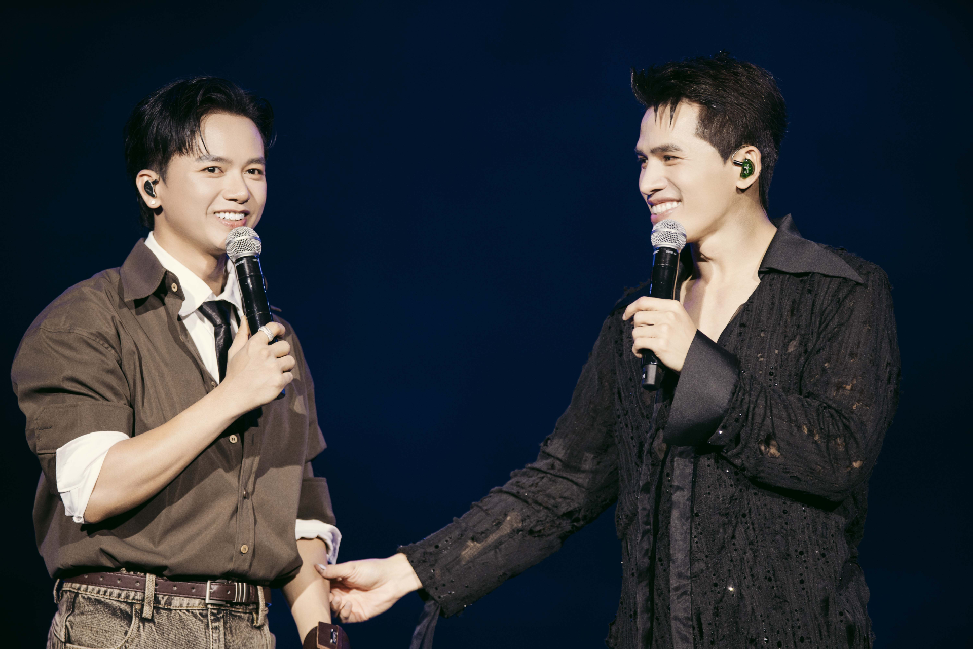 Hòa Minzy là khách mời bí mật giờ chót, diễn loạt hit cùng Quốc Thiên tại Live Concert SKYNOTE 2025 - ảnh 5