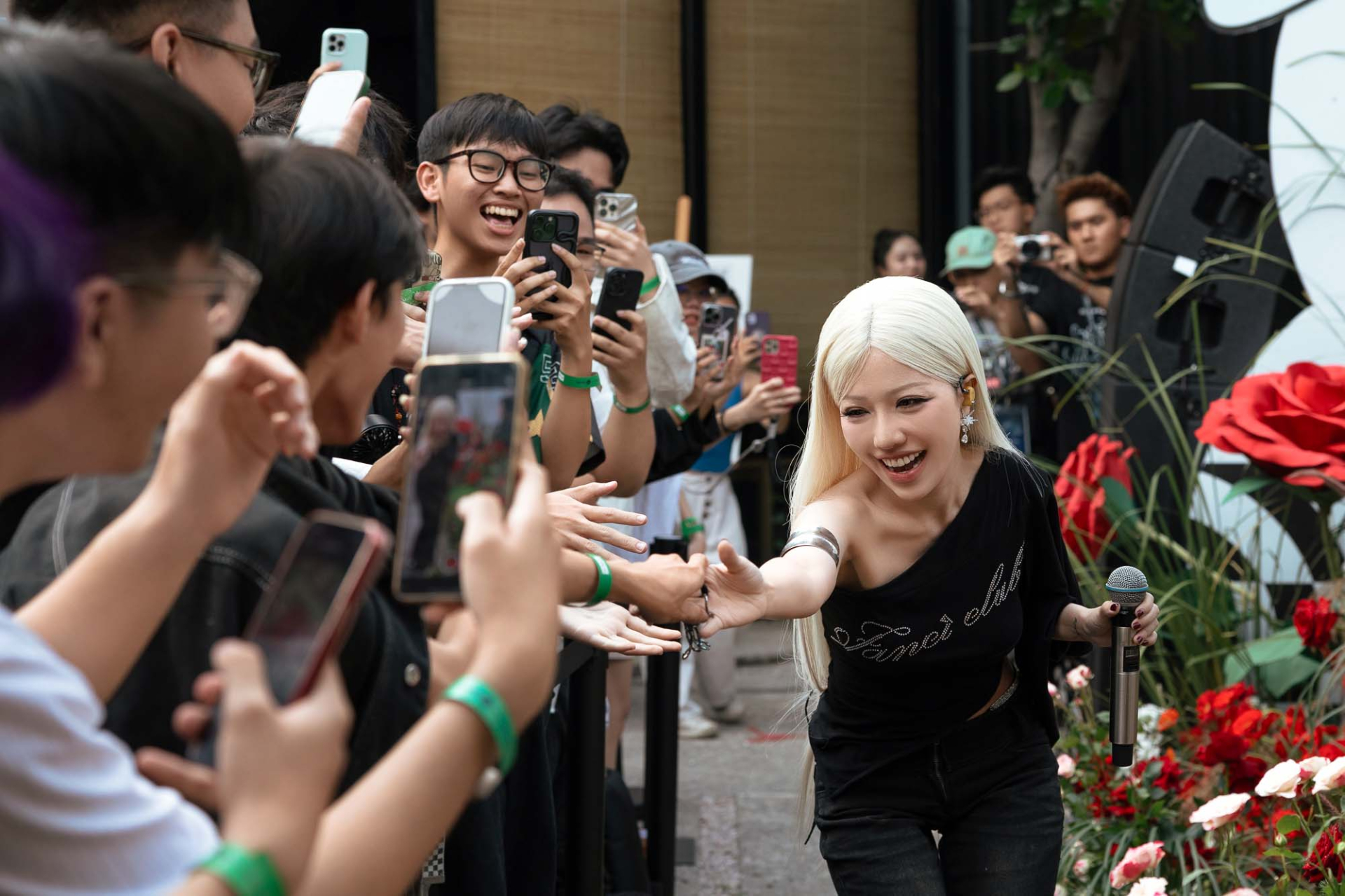 Phùng Khánh Linh xúc động nhận cúp Spotify, hé lộ tour diễn lớn - ảnh 2