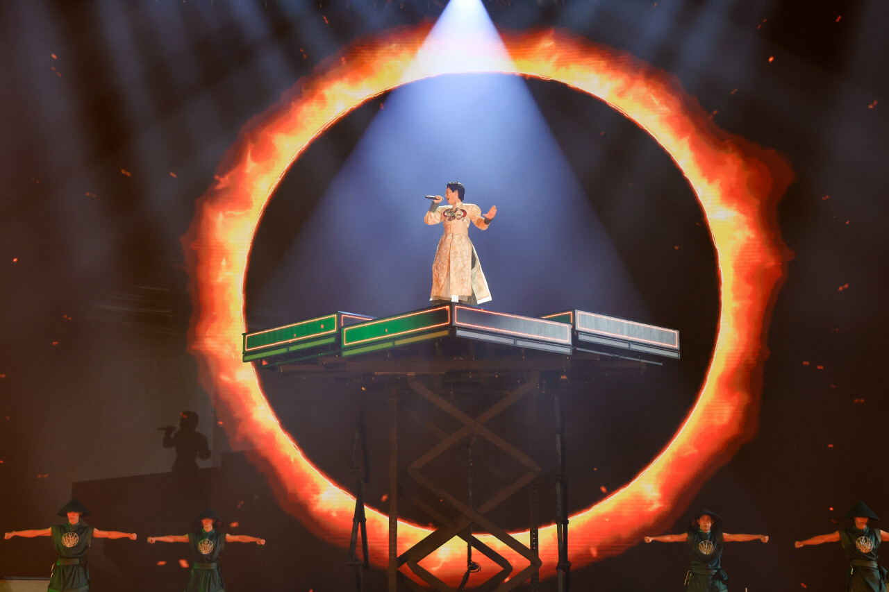 Đức Phúc tung phim tài liệu hậu trường Intervision 2025: Tiết lộ sự cố suýt cháy áo và những lần bật khóc vì áp lực - ảnh 2