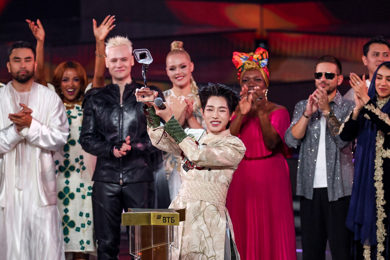 Đức Phúc tung phim tài liệu hậu trường Intervision 2025: Tiết lộ sự cố suýt cháy áo và những lần bật khóc vì áp lực - ảnh 3