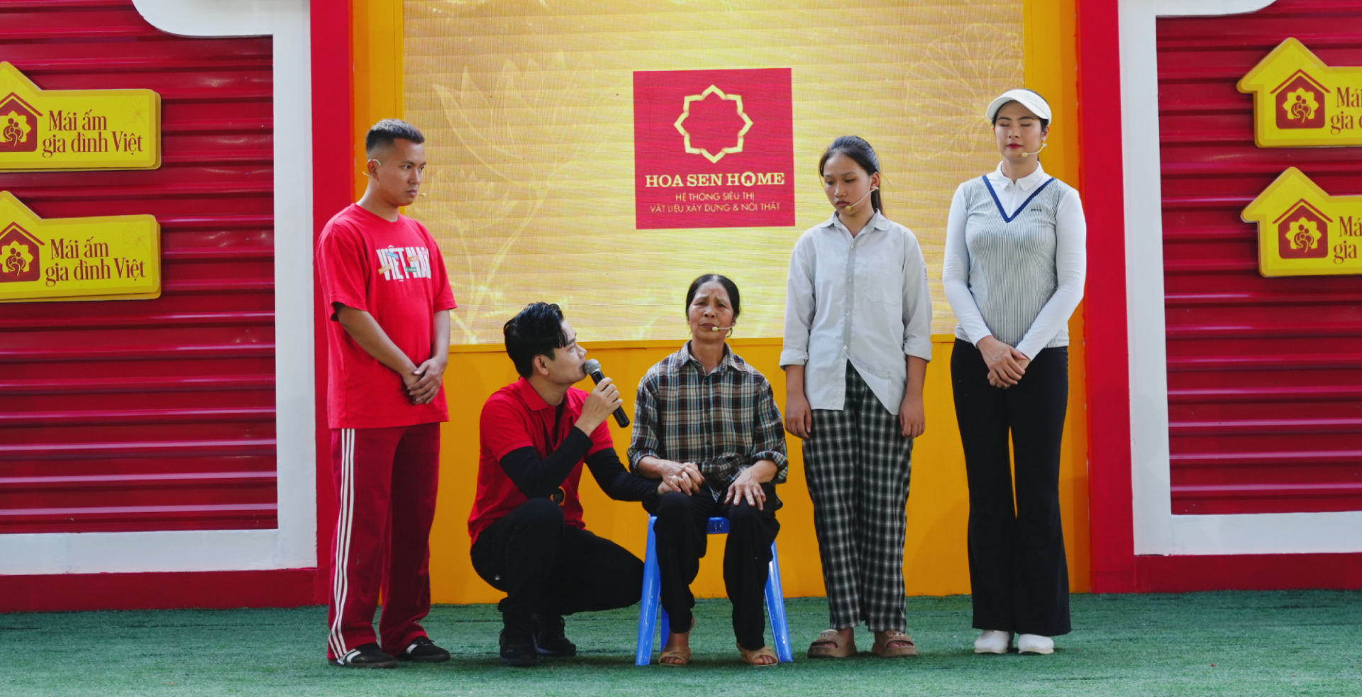 Hoa hậu Ngọc Hân, MC Hồng Phúc nghẹn ngào trước nghị lực của cô học trò có cha mẹ khuyết tật - ảnh 5