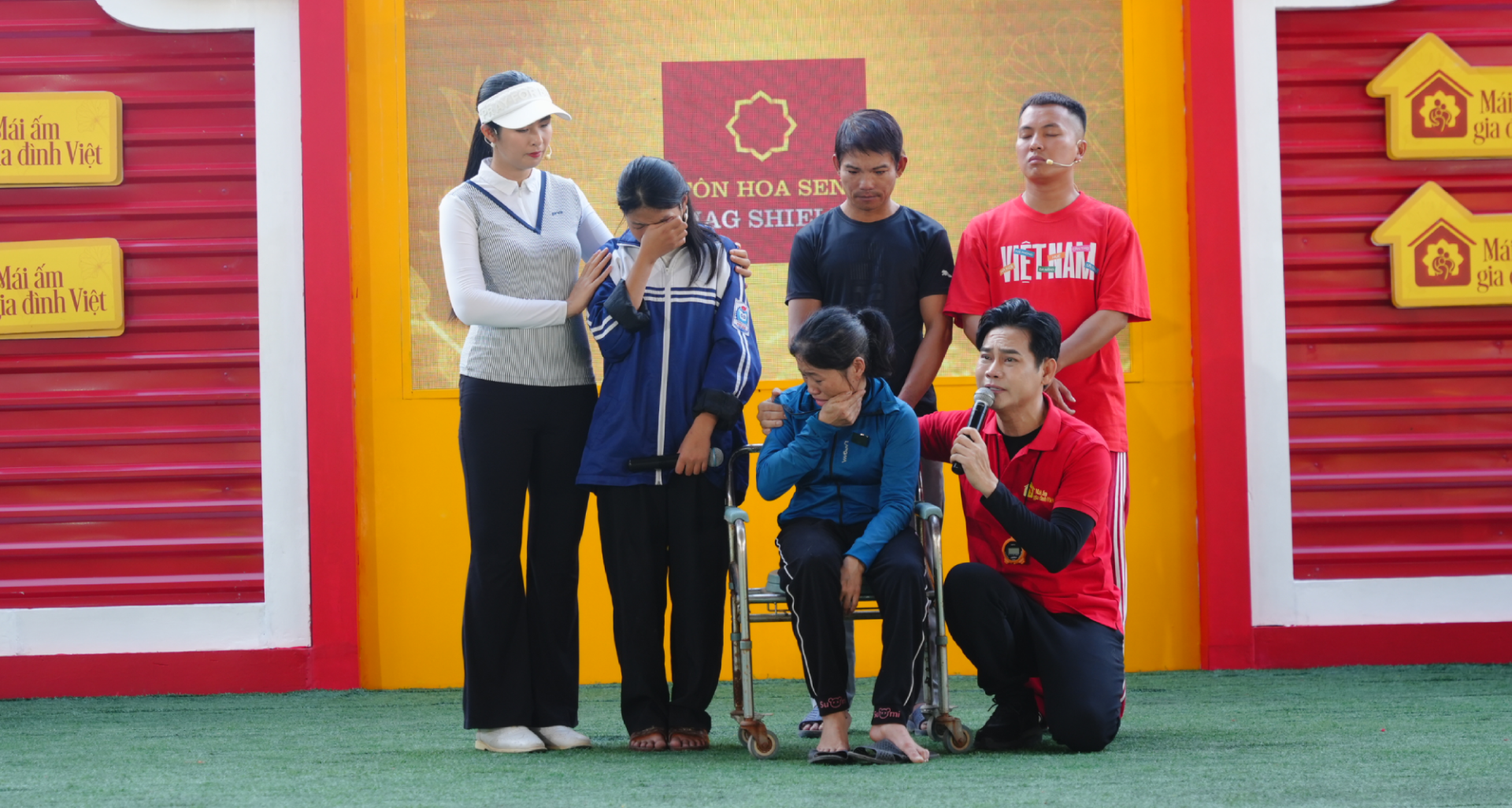 Hoa hậu Ngọc Hân, MC Hồng Phúc nghẹn ngào trước nghị lực của cô học trò có cha mẹ khuyết tật - ảnh 2