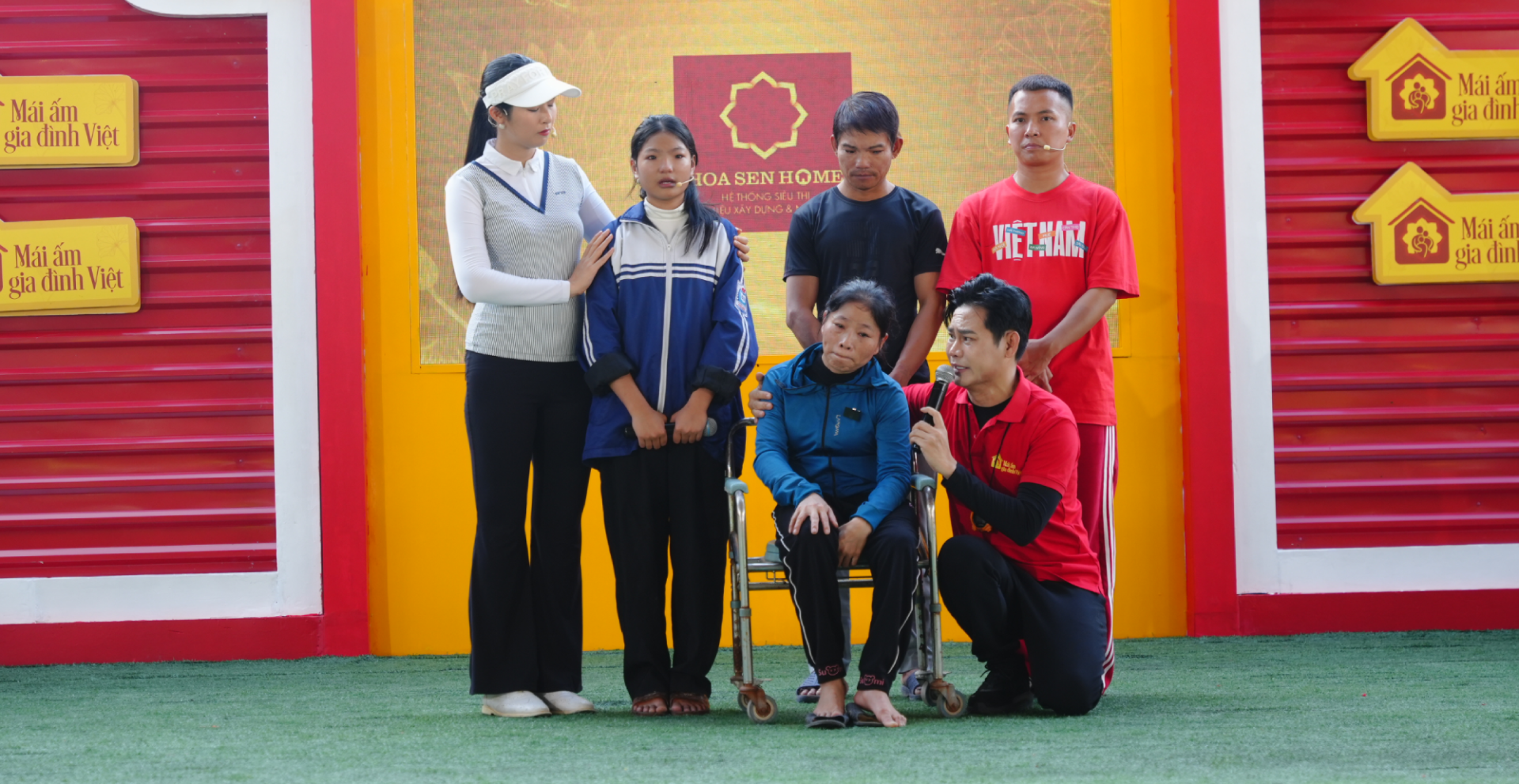 Hoa hậu Ngọc Hân, MC Hồng Phúc nghẹn ngào trước nghị lực của cô học trò có cha mẹ khuyết tật - ảnh 1