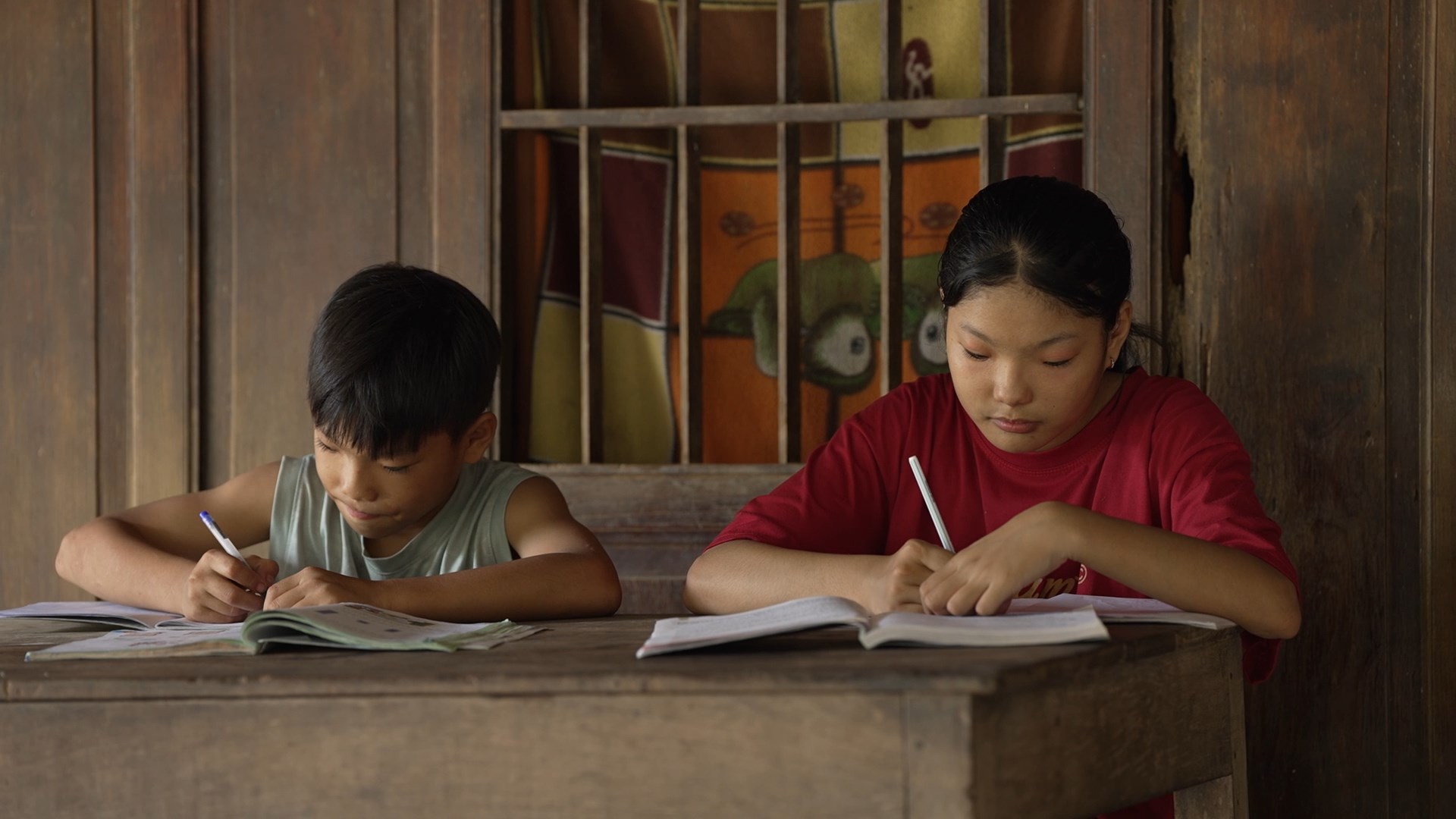 Hoa hậu Ngọc Hân, MC Hồng Phúc nghẹn ngào trước nghị lực của cô học trò có cha mẹ khuyết tật - ảnh 3