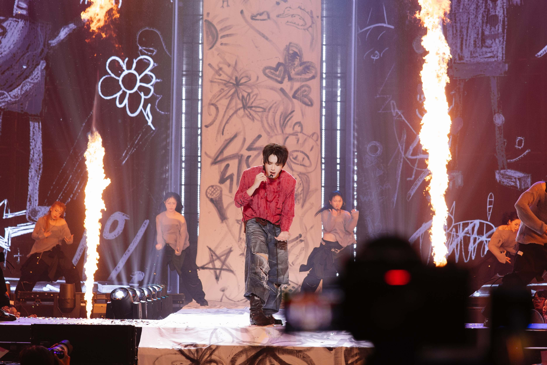 Tiết mục solo _1%_ của Phúc Nguyên đầy cảm xúc, chứng minh danh xưng all-rounder thế hệ mới