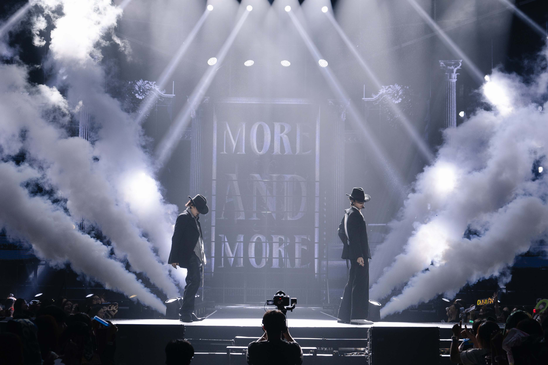 Khán giả vỡ òa vì màn trình diễn _More N More_ đầy bùng nổ của bộ đôi Đức Duy - Duy Lân