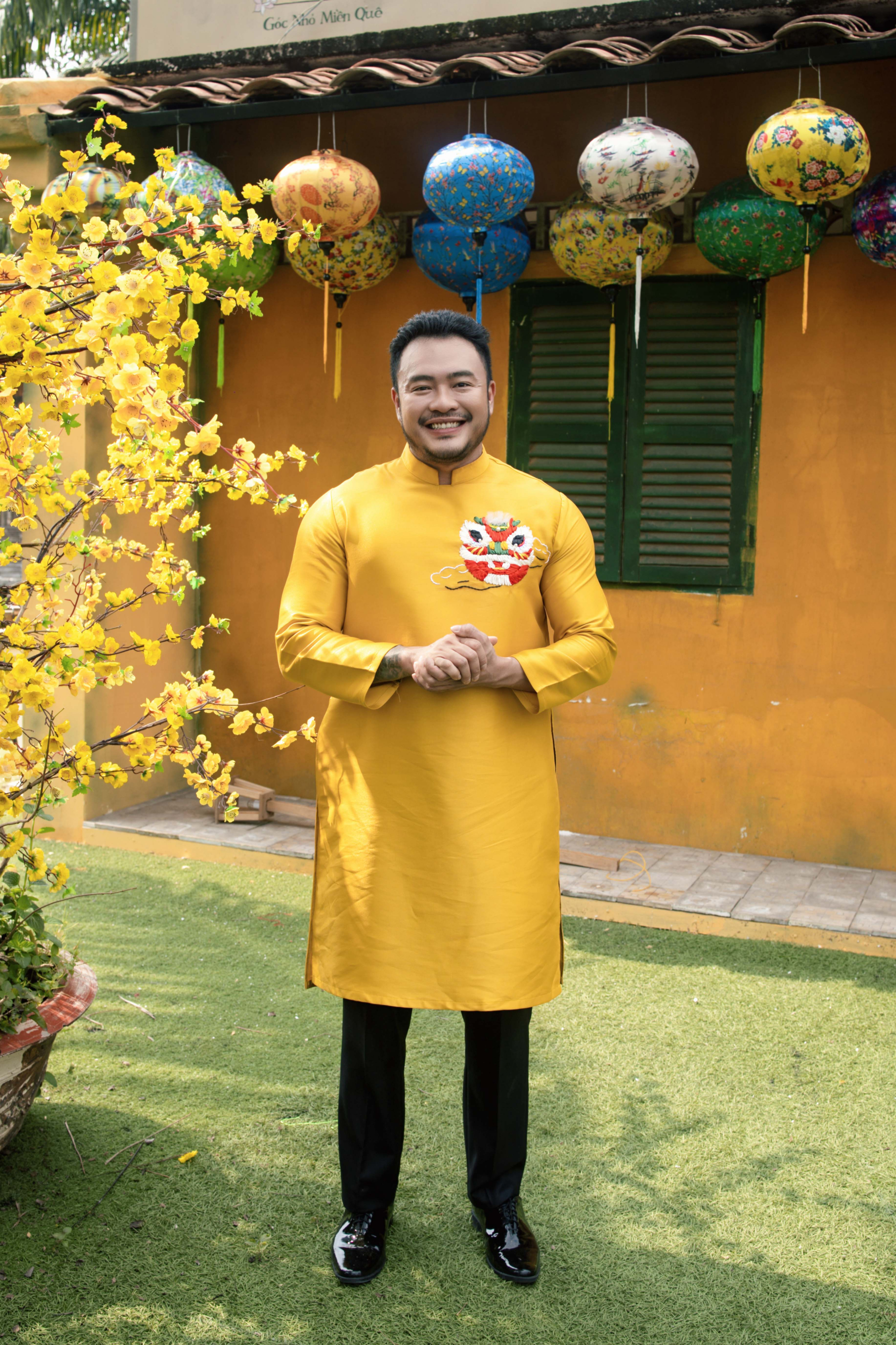 Chị Phiến' debut làm ca sĩ: Có gì trong MV 'Con Mèo Xuân' quy tụ dàn TikToker khủng và màn 'hôn' MisThy? - ảnh 2