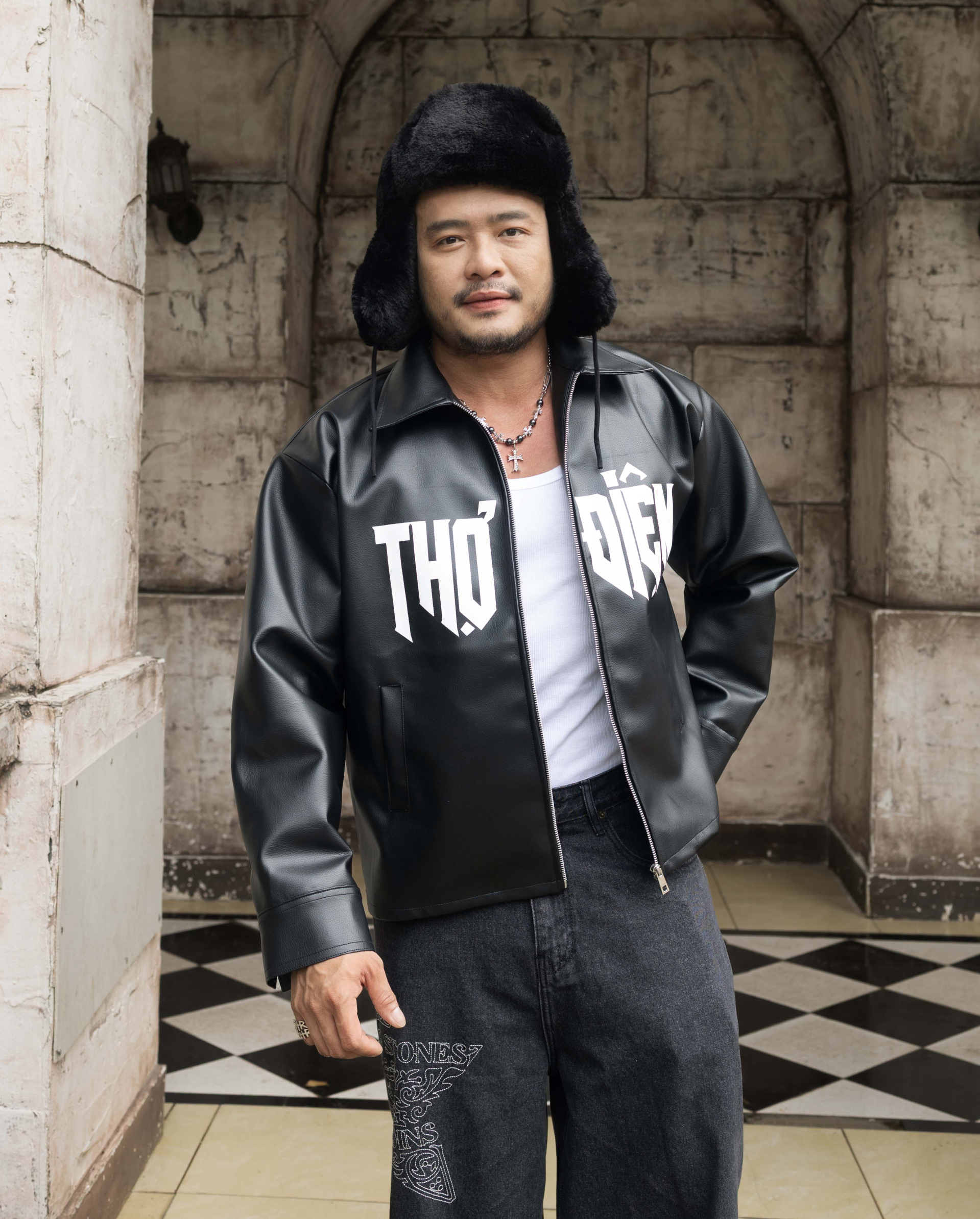 Chị Phiến' debut làm ca sĩ: Có gì trong MV 'Con Mèo Xuân' quy tụ dàn TikToker khủng và màn 'hôn' MisThy? - ảnh 1