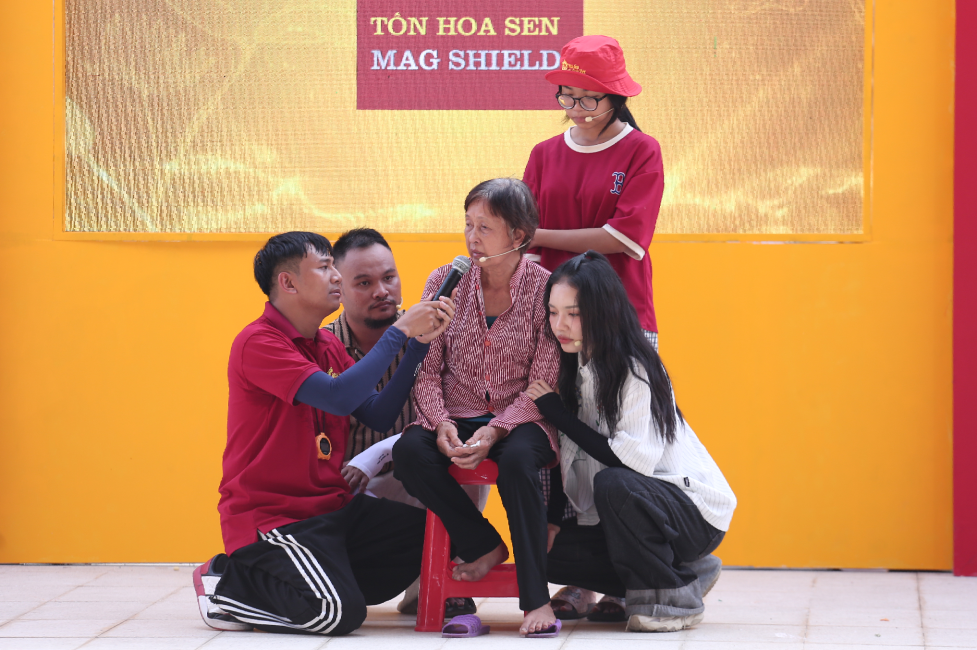 Thái Vũ, Vinh Râu nghẹn ngào trước bé gái mồ côi ăn nửa gói mì buổi sáng - ảnh 3