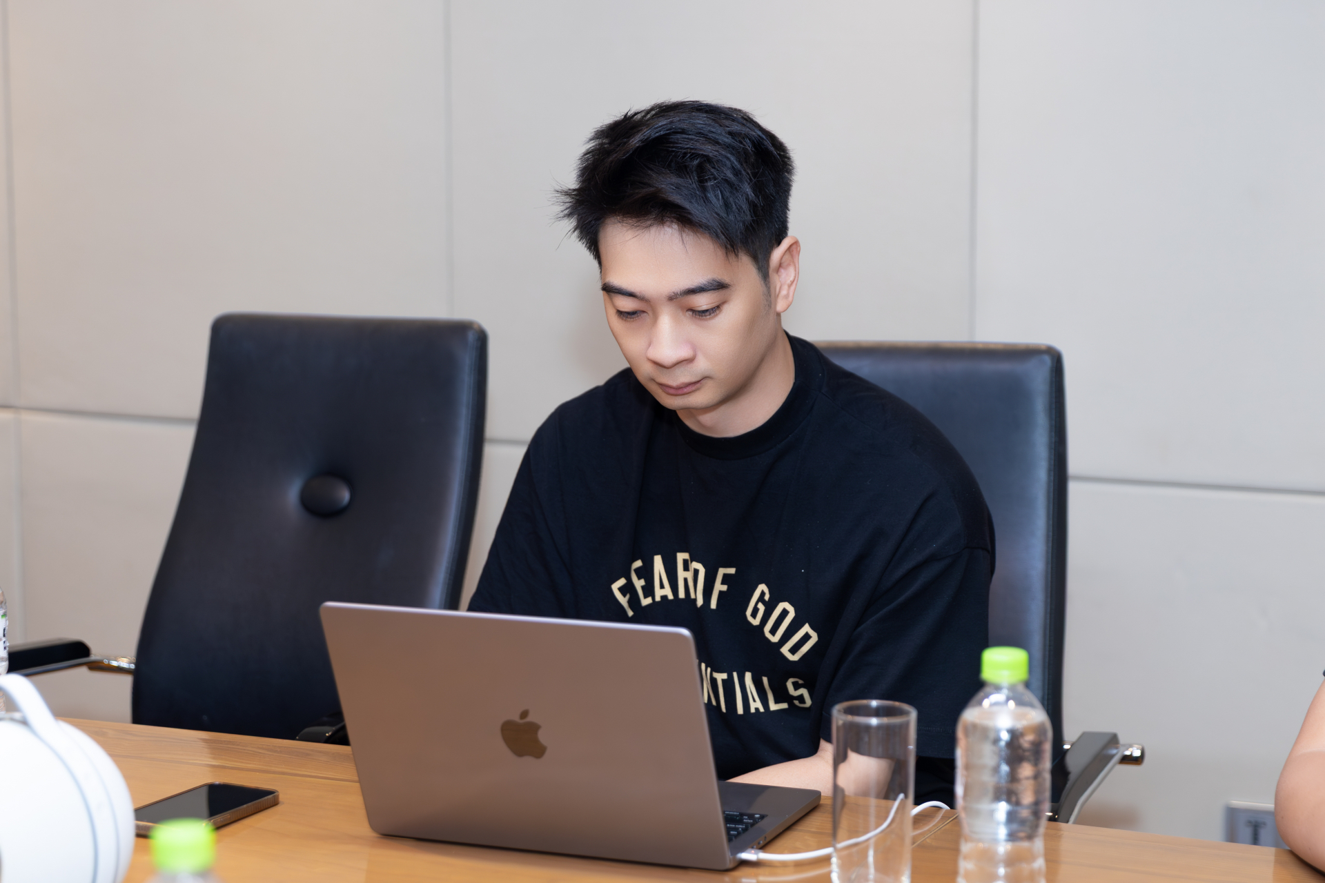 Đinh Hà Uyên Thư và SlimV thử nghiệm sân khấu 270 độ - ảnh 3