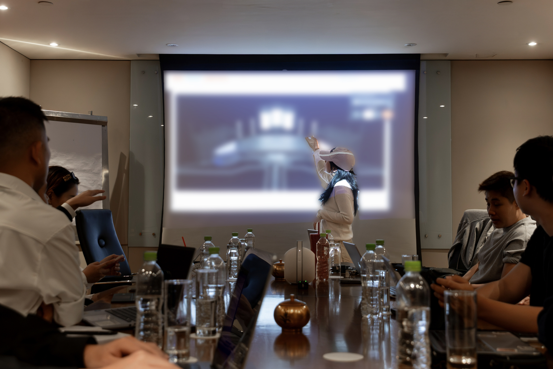 Đinh Hà Uyên Thư và SlimV thử nghiệm sân khấu 270 độ - ảnh 2