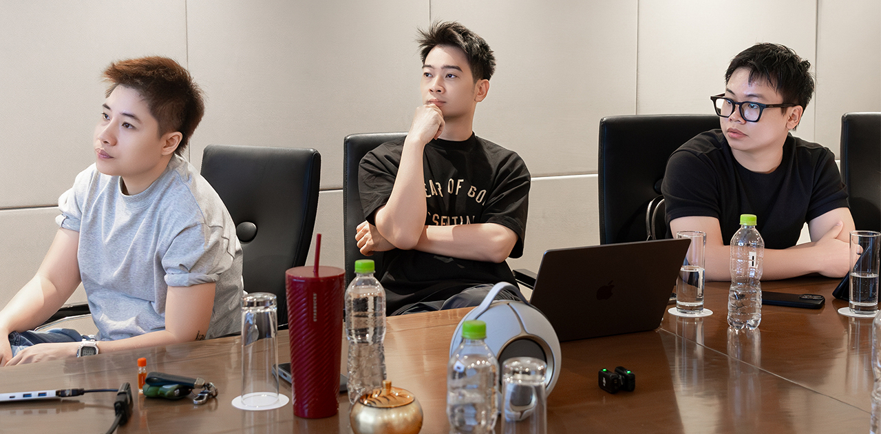 Đinh Hà Uyên Thư và SlimV thử nghiệm sân khấu 270 độ - ảnh 1