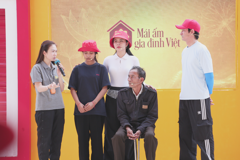 Huy Khánh cảm phục ông bà ngoại già yếu gồng gánh nuôi cháu mồ côi - ảnh 3