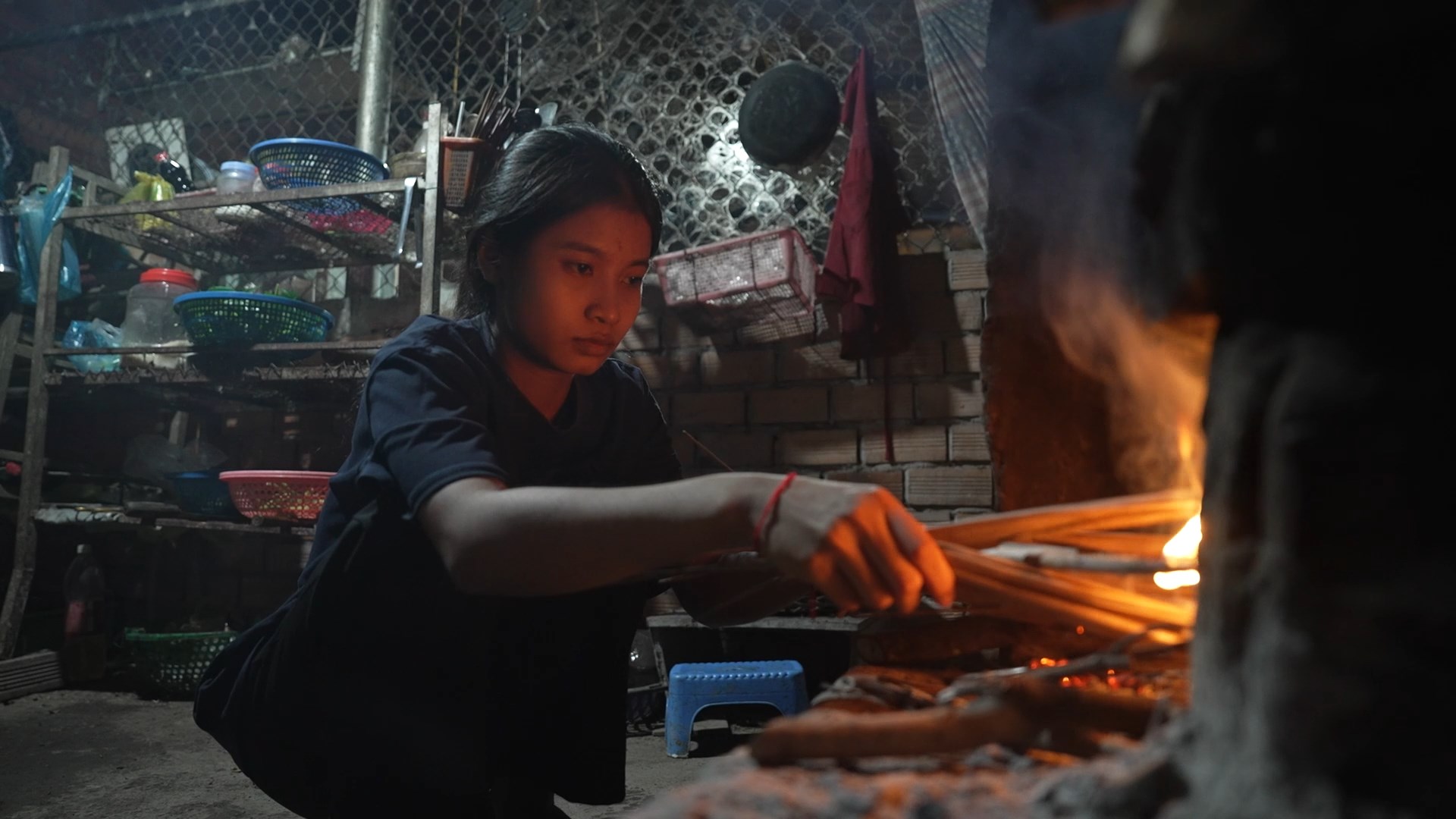 Huy Khánh cảm phục ông bà ngoại già yếu gồng gánh nuôi cháu mồ côi - ảnh 1