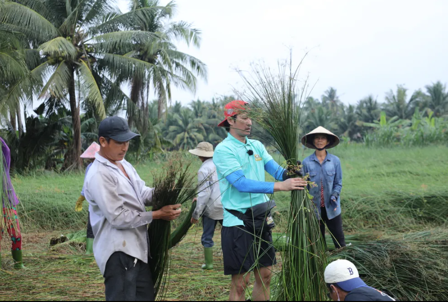 Phất lên nhờ bán ổi, “đại gia” Huy Khánh vung tay thuê Nguyên Thảo đấm lưng - ảnh 2