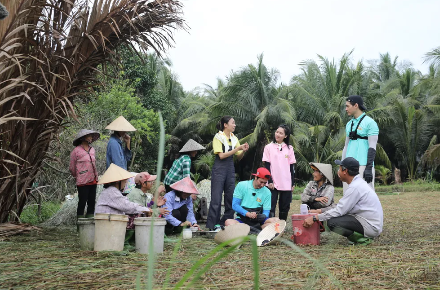 Phất lên nhờ bán ổi, “đại gia” Huy Khánh vung tay thuê Nguyên Thảo đấm lưng - ảnh 1
