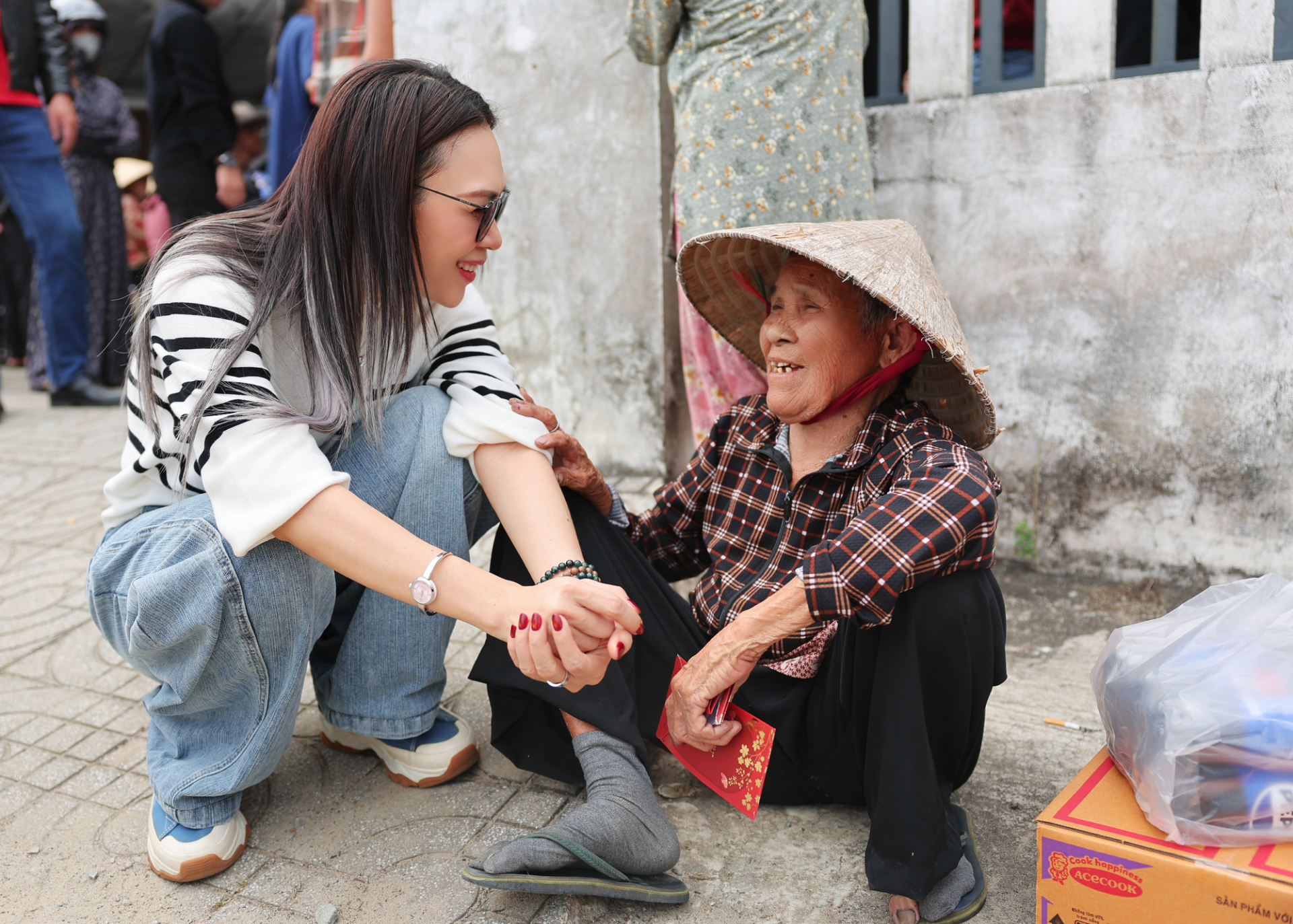 Mỹ Tâm cùng gia đình và người hâm mộ trao gửi 1.000 phần quà Tết ấm áp tại quê nhà - ảnh 3