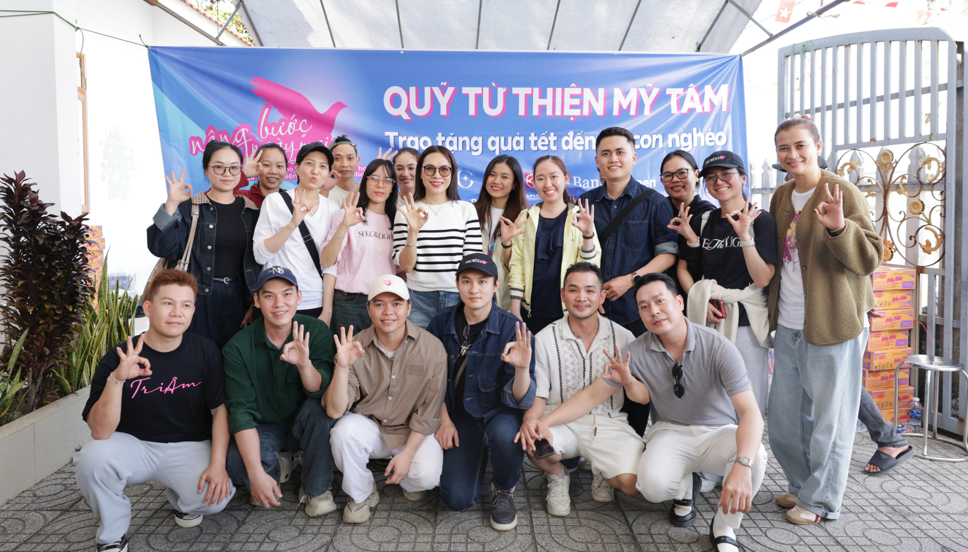 Mỹ Tâm cùng gia đình và người hâm mộ trao gửi 1.000 phần quà Tết ấm áp tại quê nhà - ảnh 1