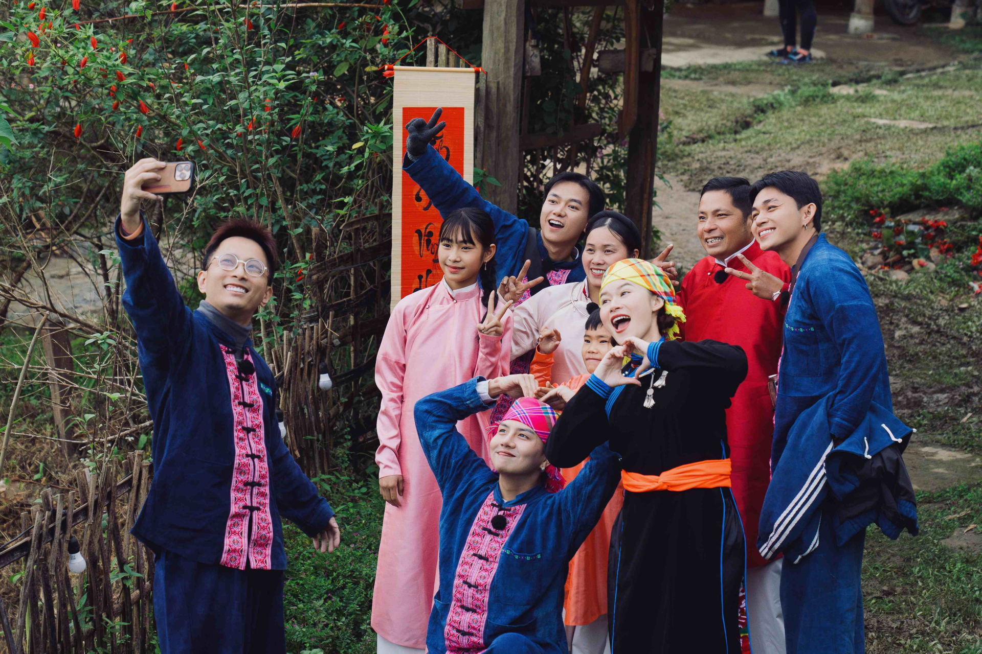 'Gia Đình Haha' khép lại hành trình tại Bản Liền: 'Bức thư tình' ấm áp ngày cuối năm - ảnh 2