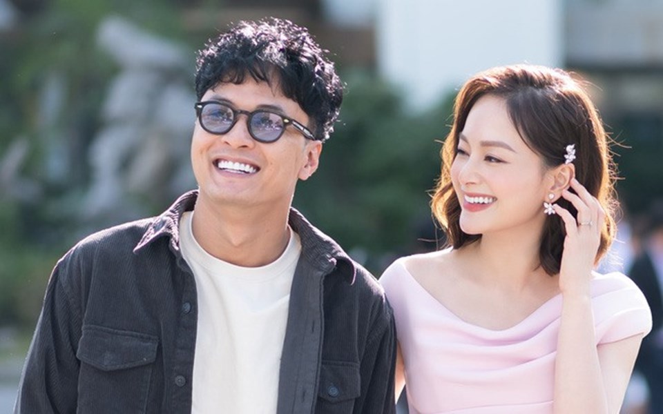Hồng Đăng và Lan Phương vào vai 2 vợ chồng Đức - Khánh với những câu chuyện gia đình 'dở khóc dở cười' trong 'Thương ngày nắng về'