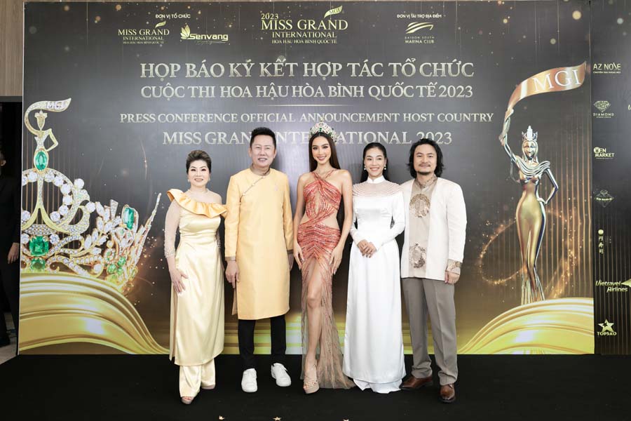 Hoa hậu Thùy Tiên bên cạnh đị diện BTC Miss Grand International 2023