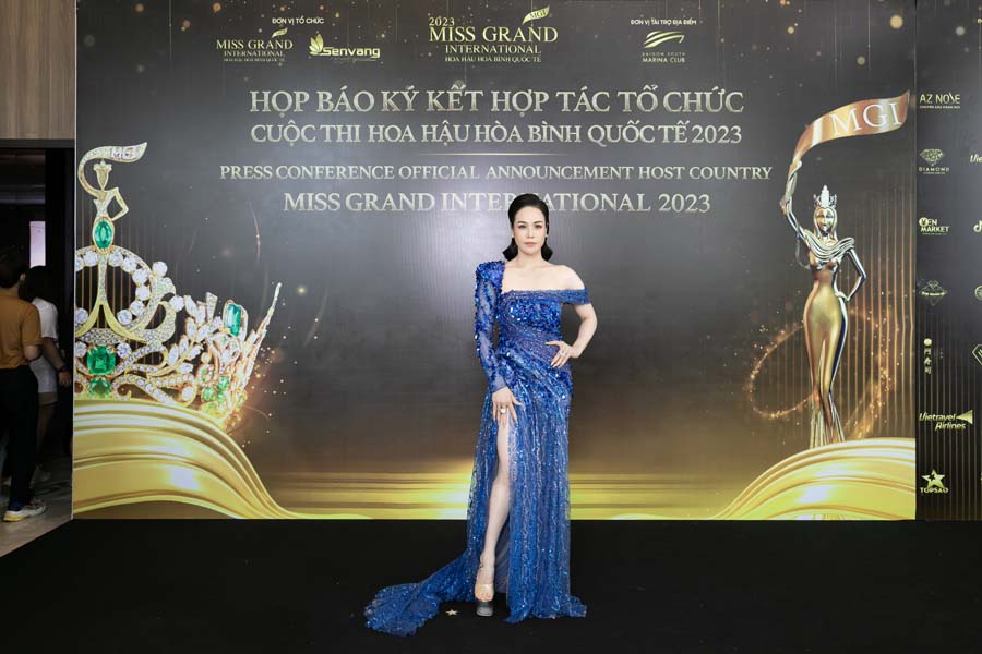 Nhật Kim Anh gây ấn tượng với chiếc váy ánh kim được cắt xẻ gợi cảm