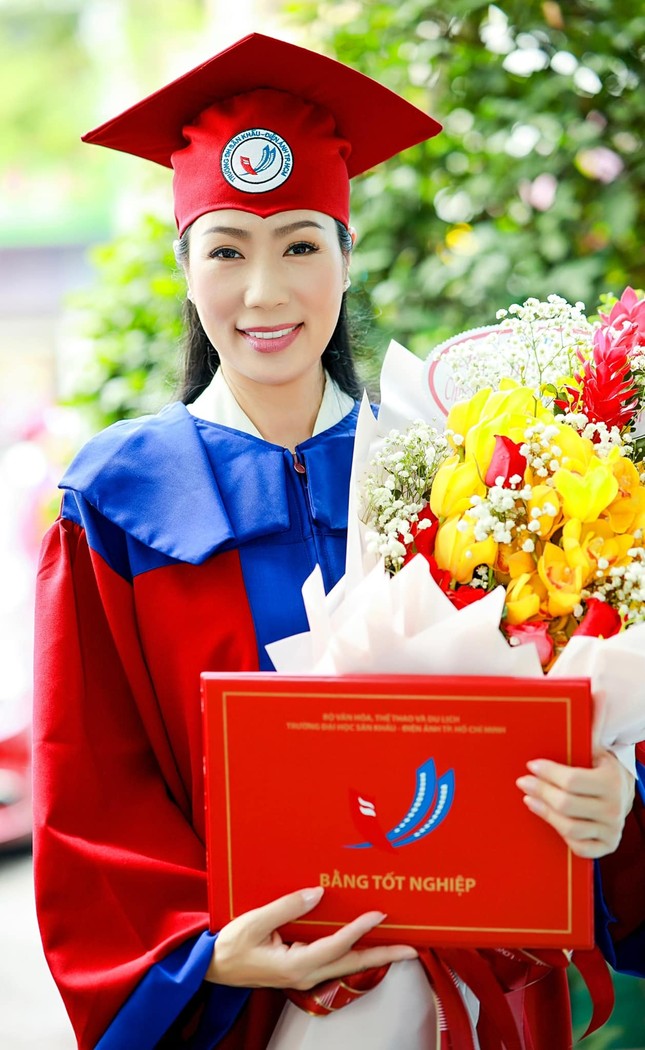 NSƯT Trịnh Kim Chi nhận bằng đại học thứ 2 ở tuổi 50, hoàn thành ước mơ học vấn khiến ai cũng ngưỡng mộ - ảnh 5