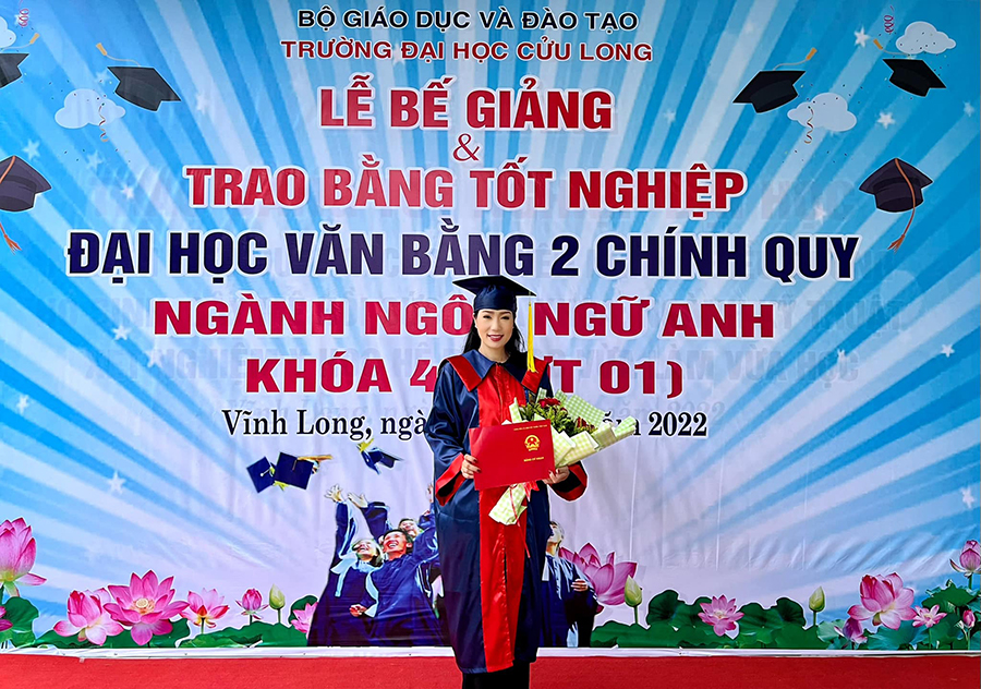 Trịnh Kim Chi rạng rỡ trong buổi lễ trao văn bằng 2 chuyên ngành ngôn ngữ Anh tại trường Đại học Cửu Long